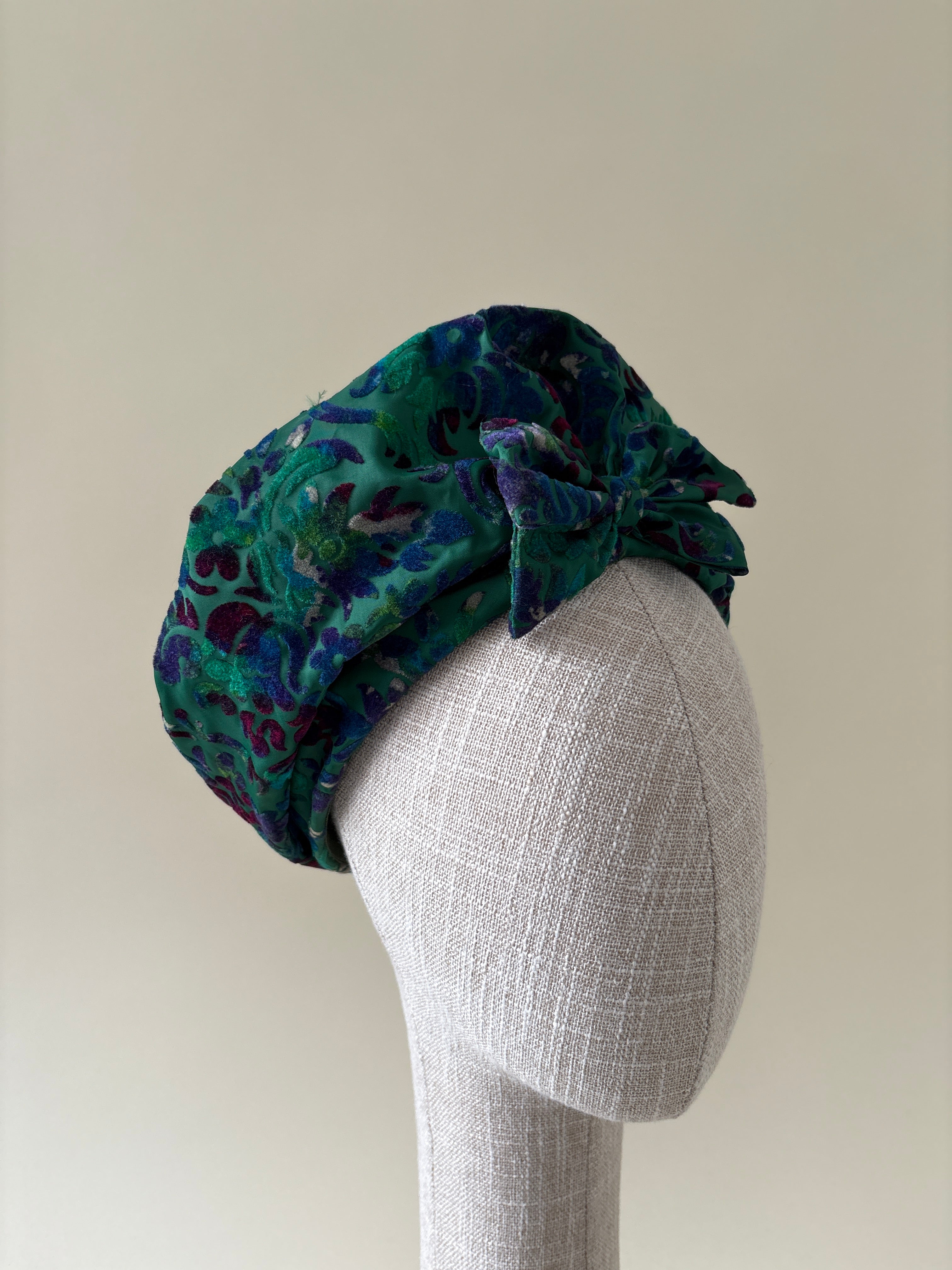 Chapeau vintage n° 033 | Tuque drapée en velours vert avec nœud, années 1960