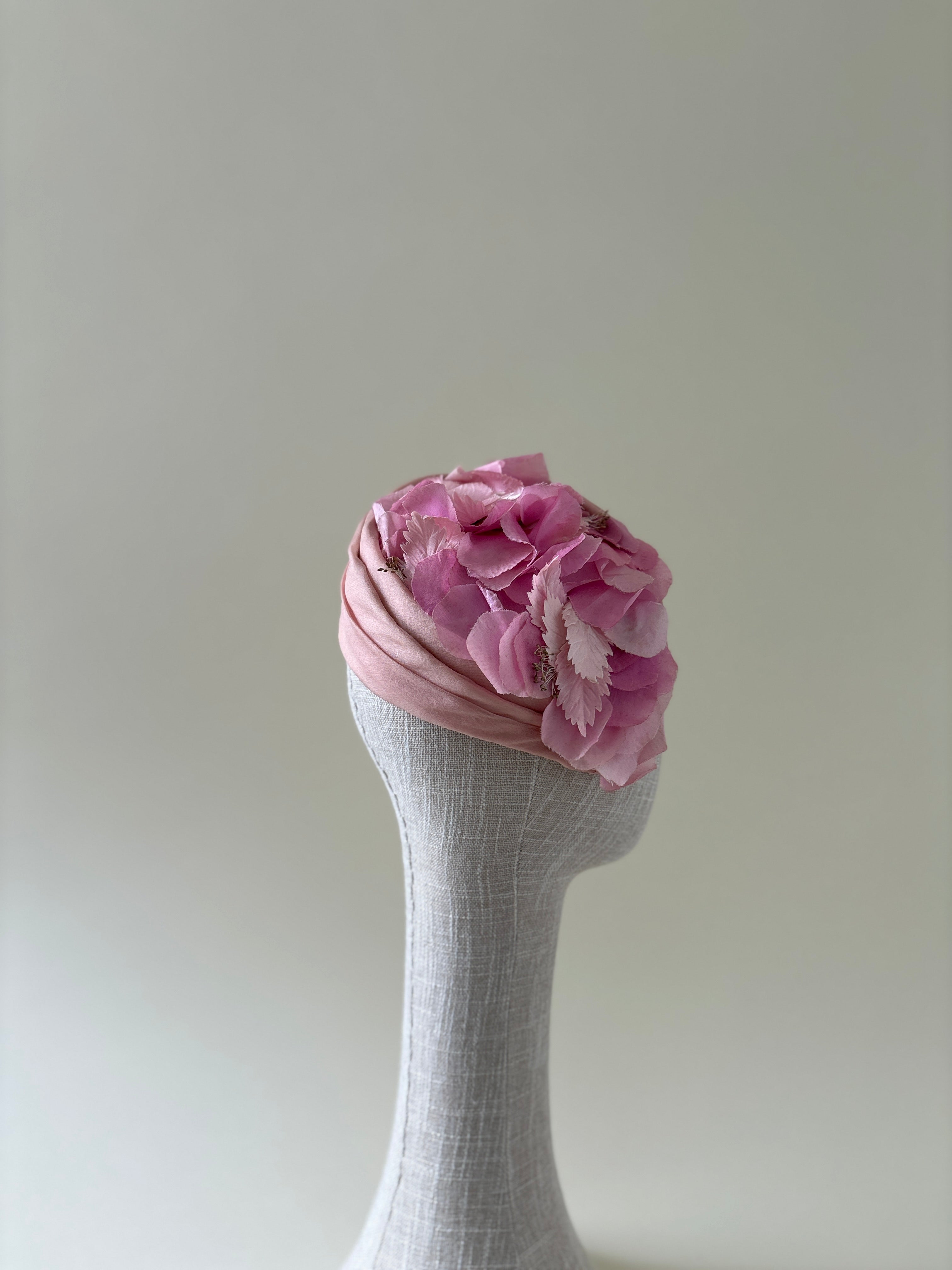 Chapeau vintage n° 008 | Chapeau cocktail rose en forme de larme, années 1950, orné de fleurs