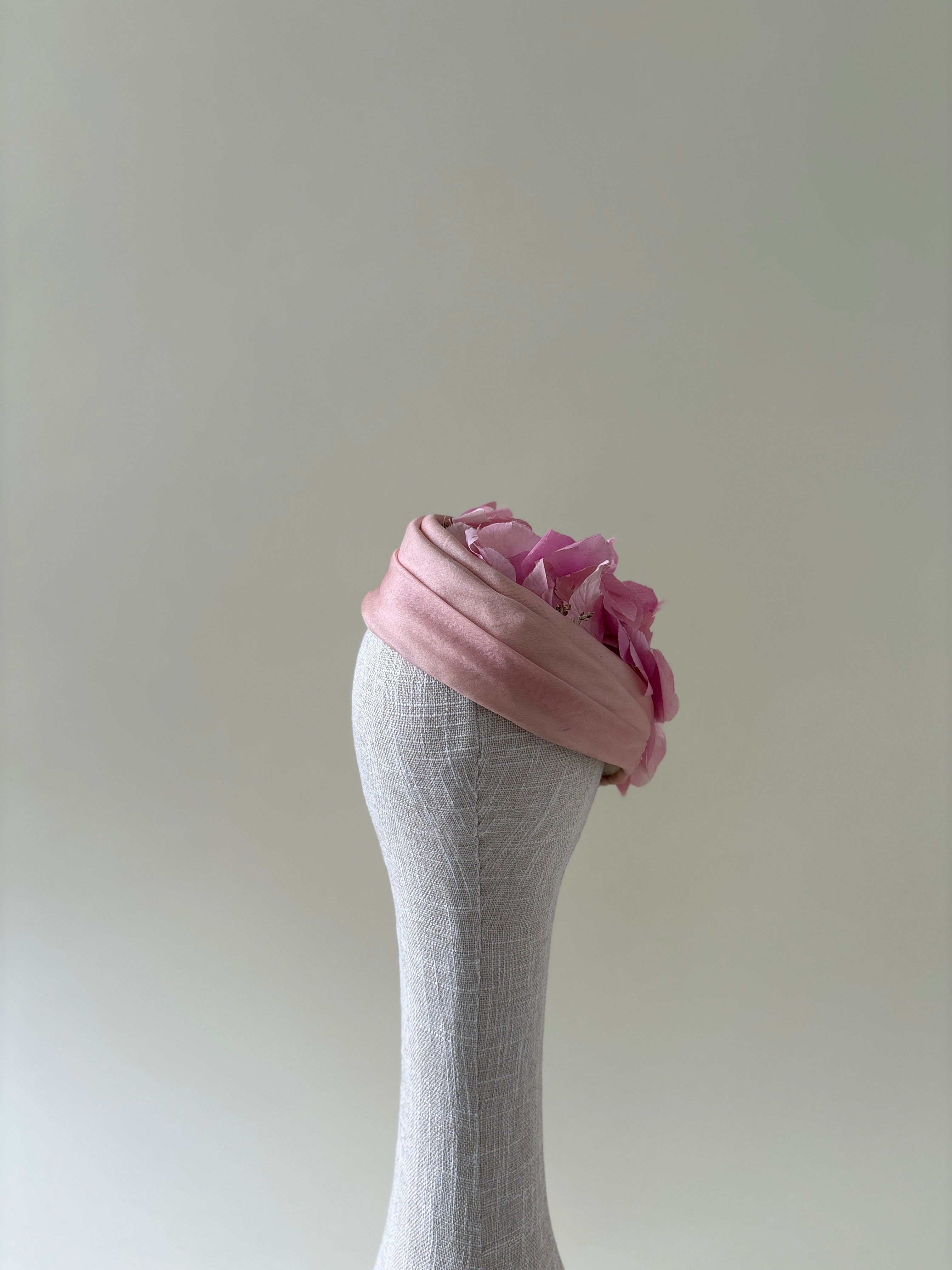 Chapeau vintage n° 008 | Chapeau cocktail rose en forme de larme, années 1950, orné de fleurs