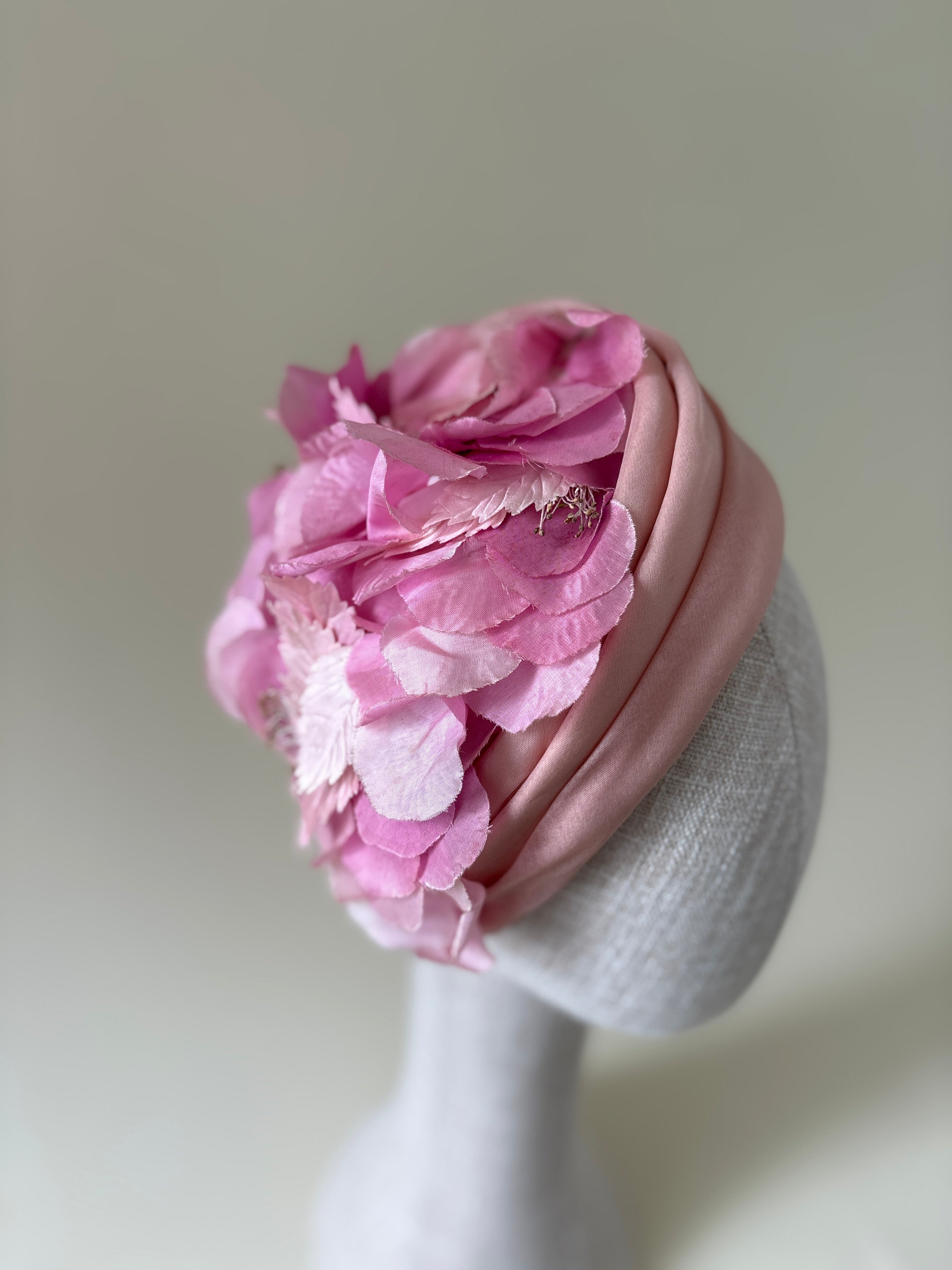 Chapeau vintage n° 008 | Chapeau cocktail rose en forme de larme, années 1950, orné de fleurs