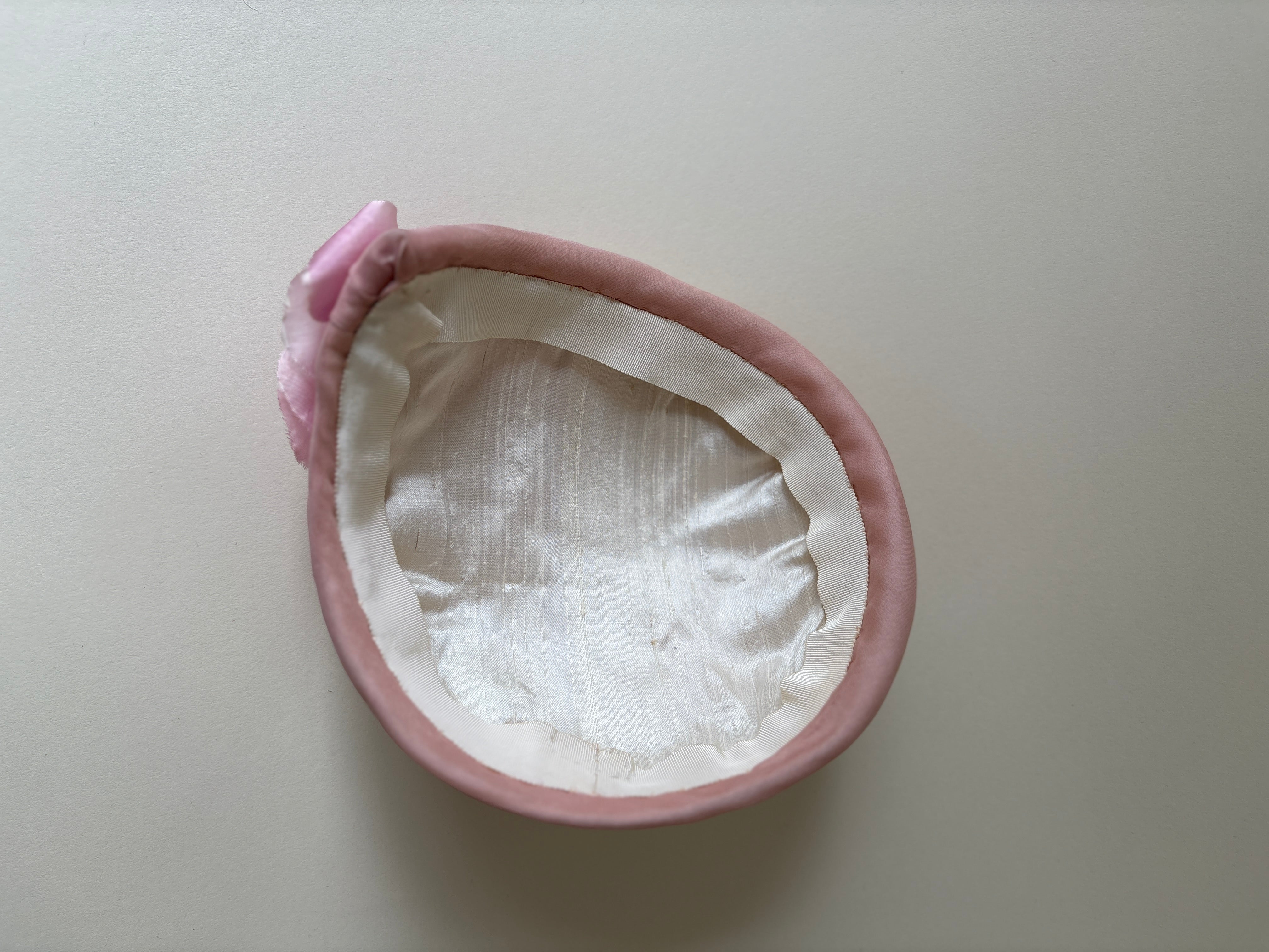 Chapeau vintage n° 008 | Chapeau cocktail rose en forme de larme, années 1950, orné de fleurs