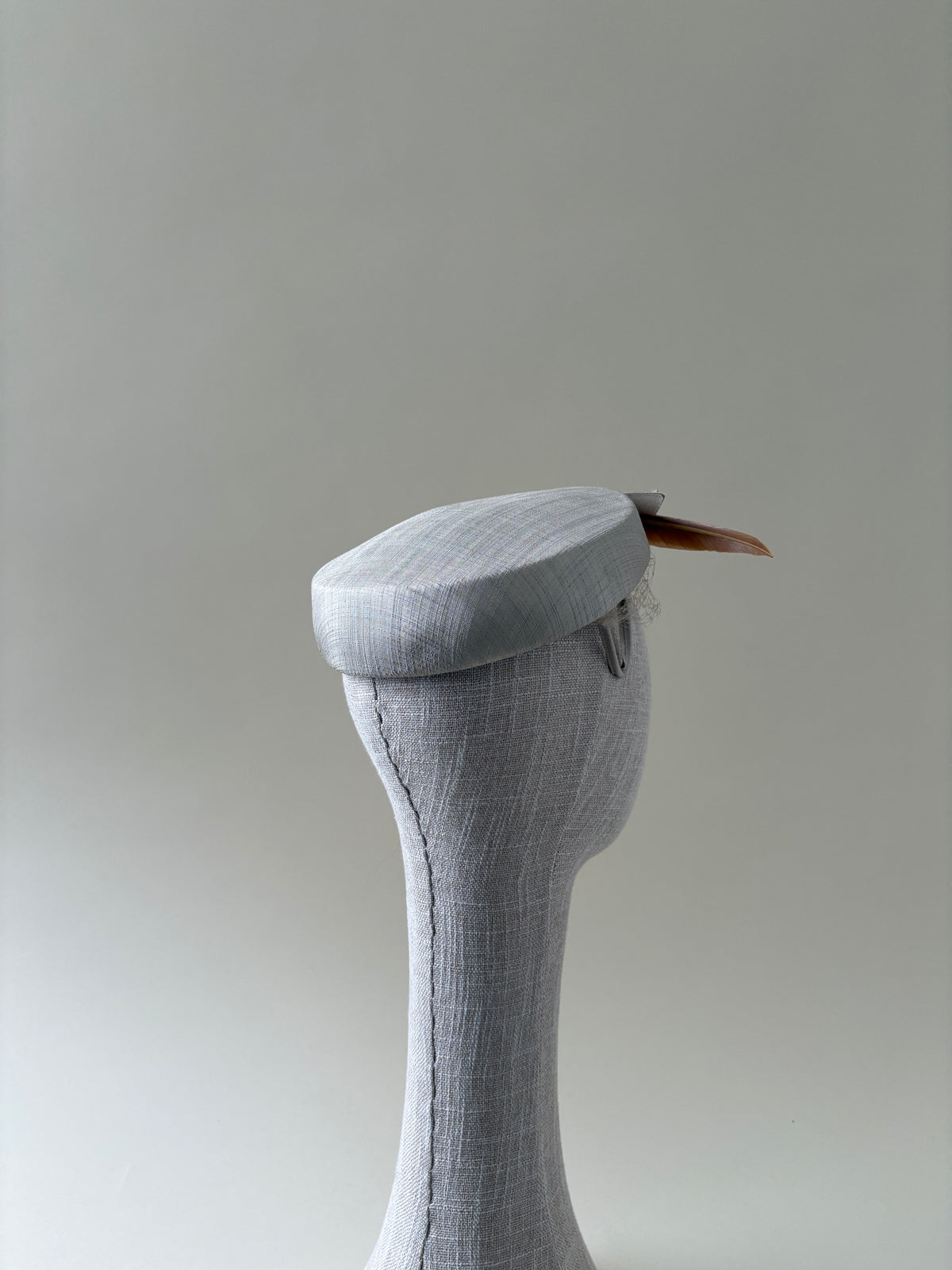 Vintage hat #027 | 1950's Greige cocktail hat with feather and veil