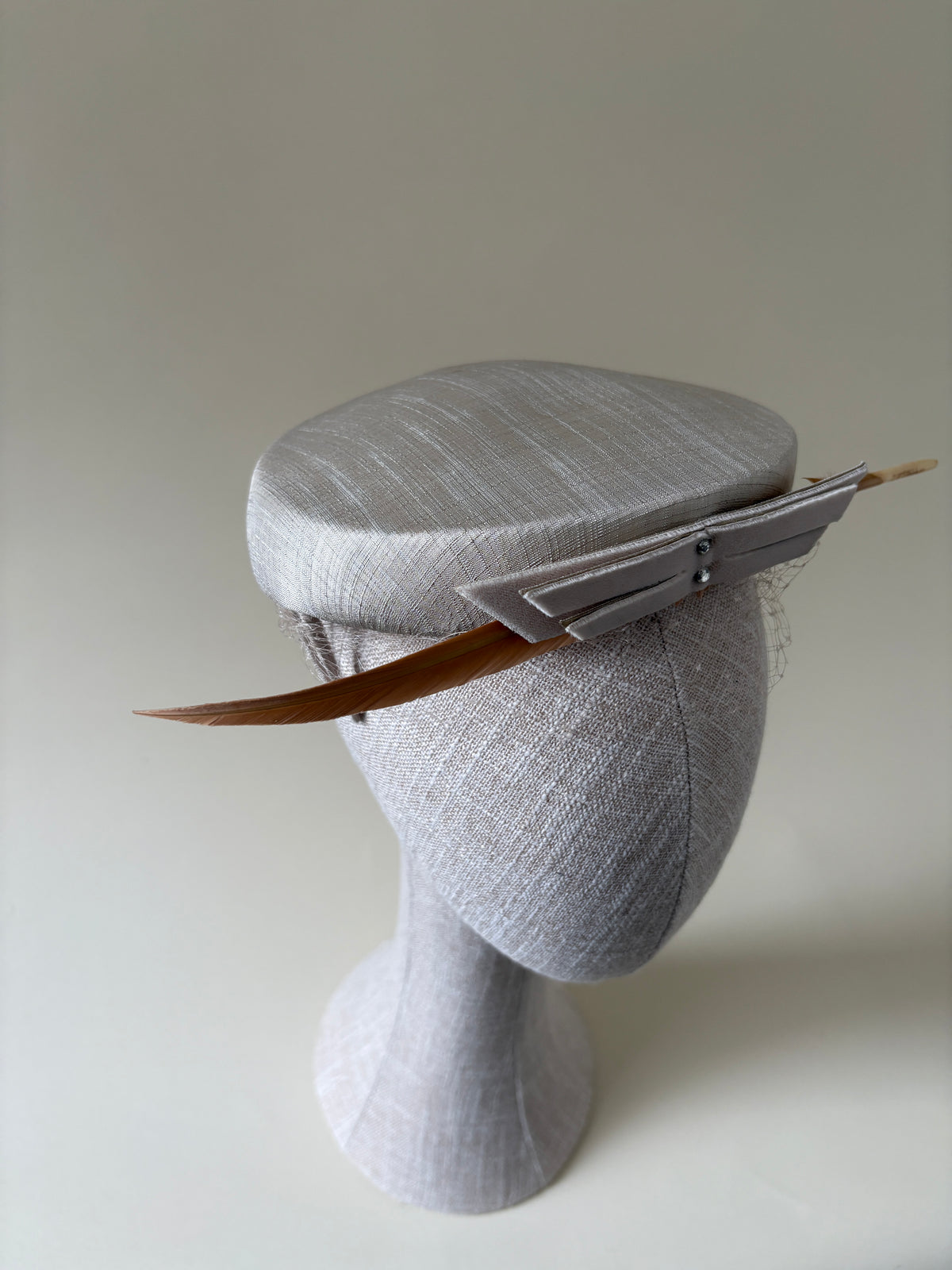 Vintage hat #027 | 1950's Greige cocktail hat with feather and veil