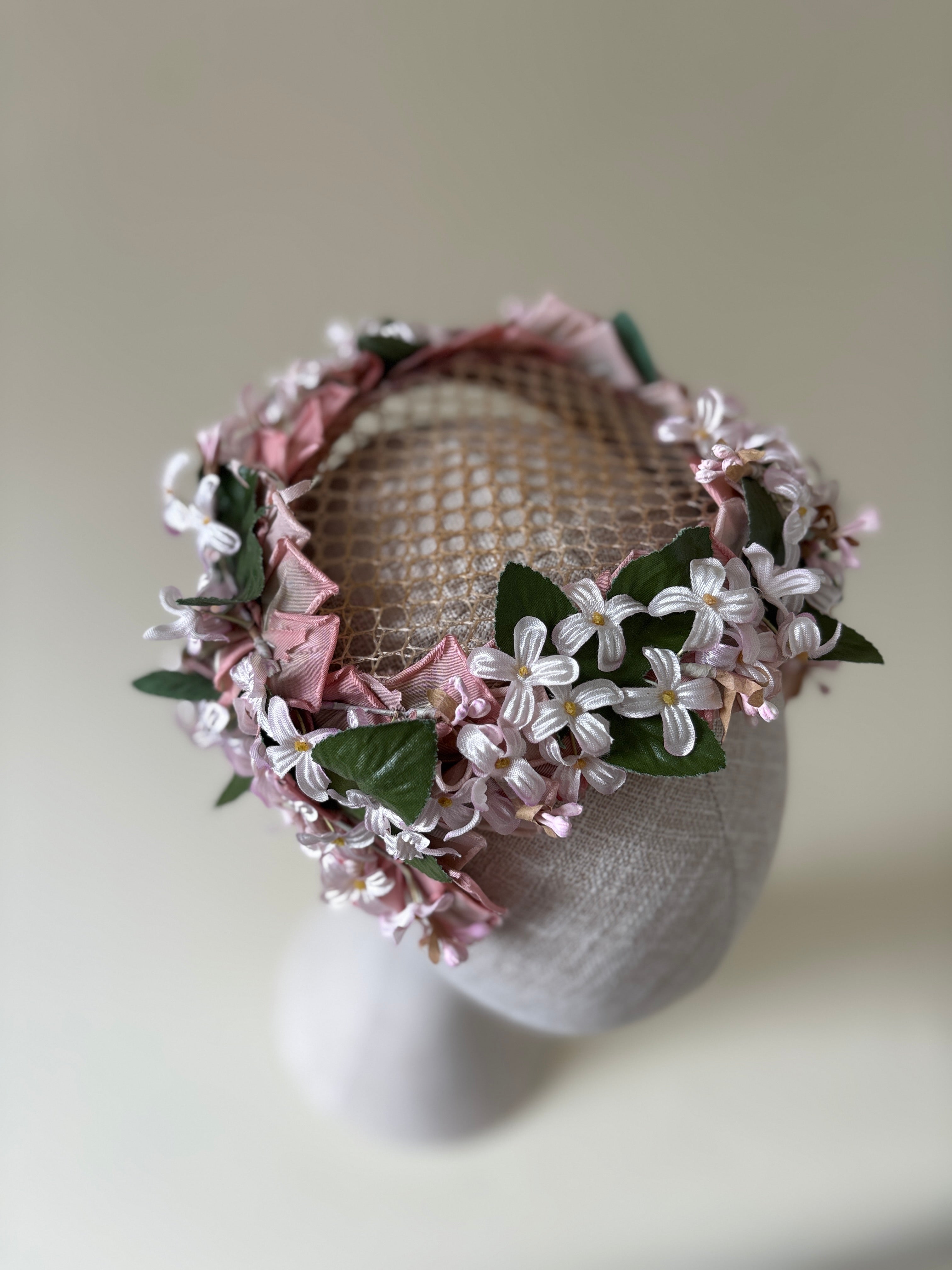 Chapeau vintage n° 032 | Demi-chapeau rose à fleurs des années 1950