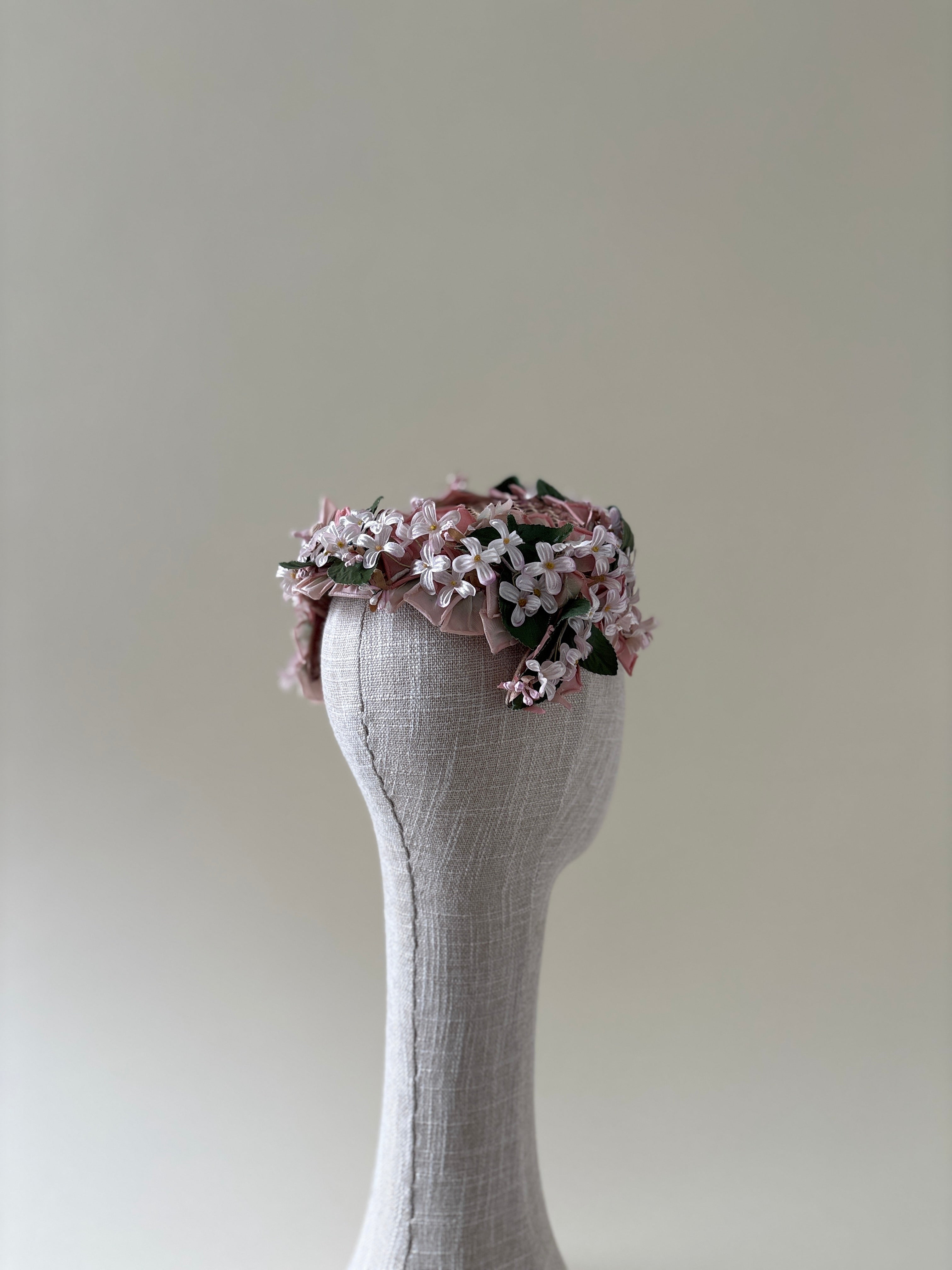Chapeau vintage n° 032 | Demi-chapeau rose à fleurs des années 1950