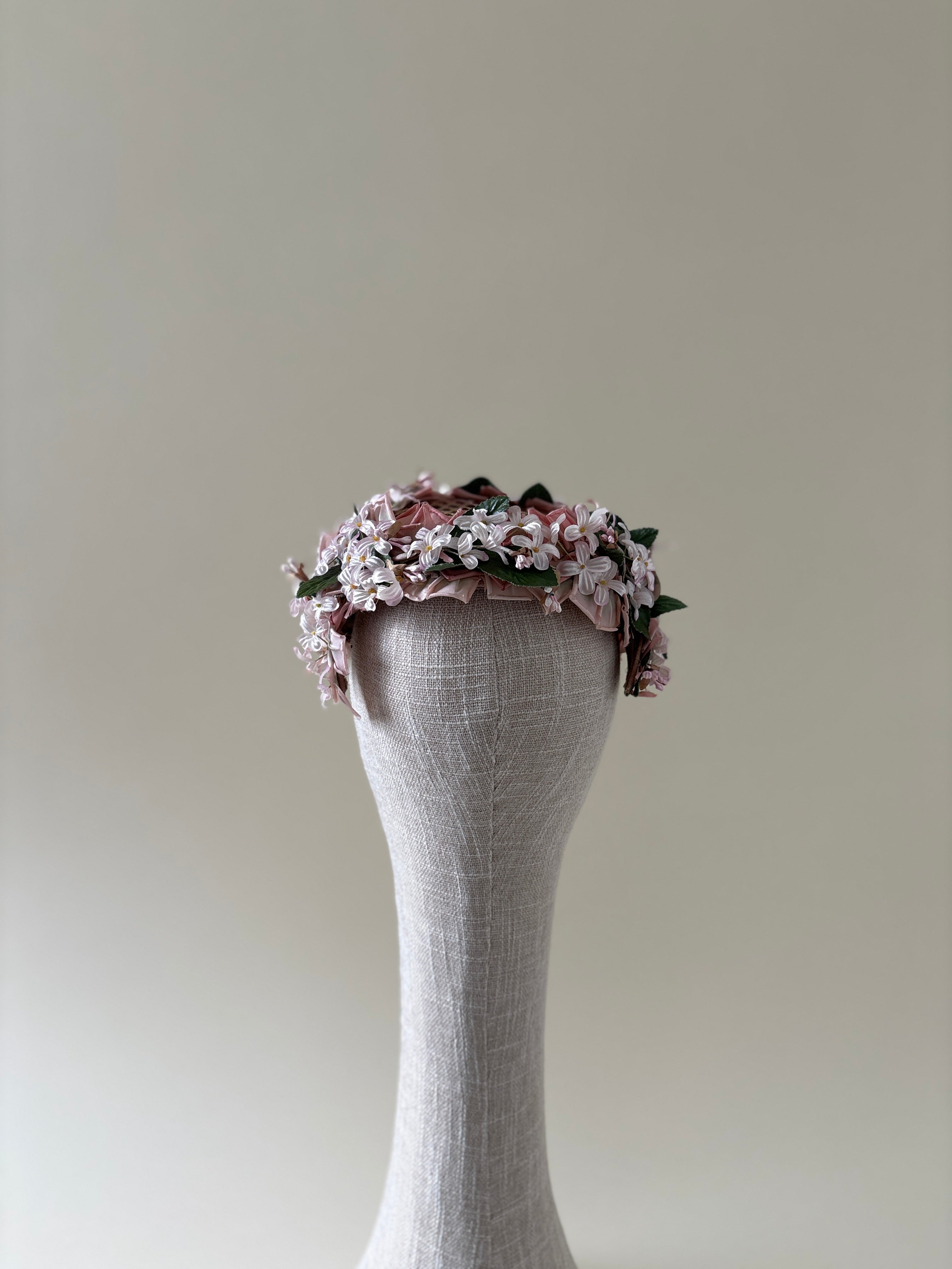 Chapeau vintage n° 032 | Demi-chapeau rose à fleurs des années 1950