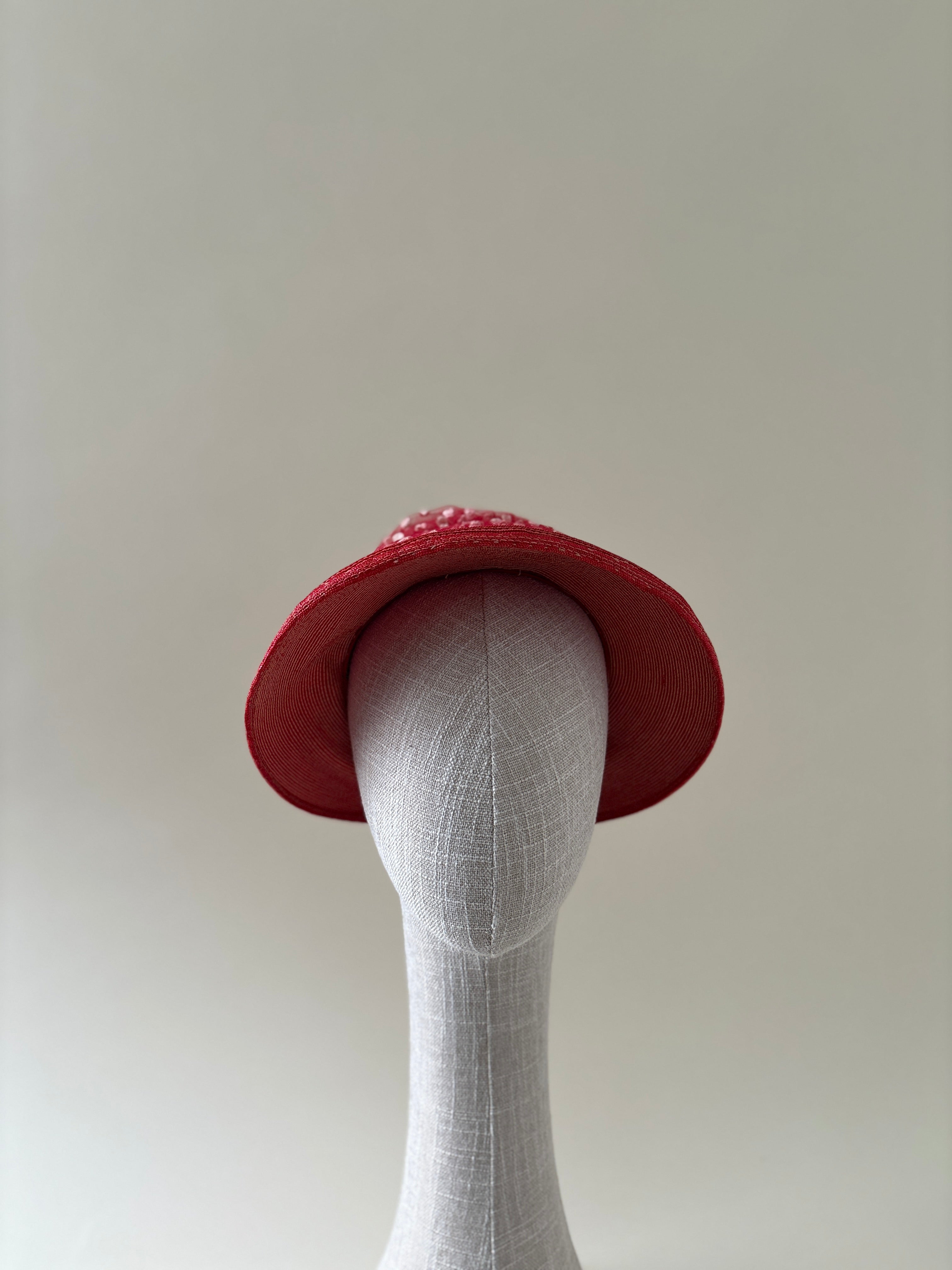 Chapeau vintage n° 023 | Demi-chapeau en paille rouge des années 1950, orné de tulle rouge.