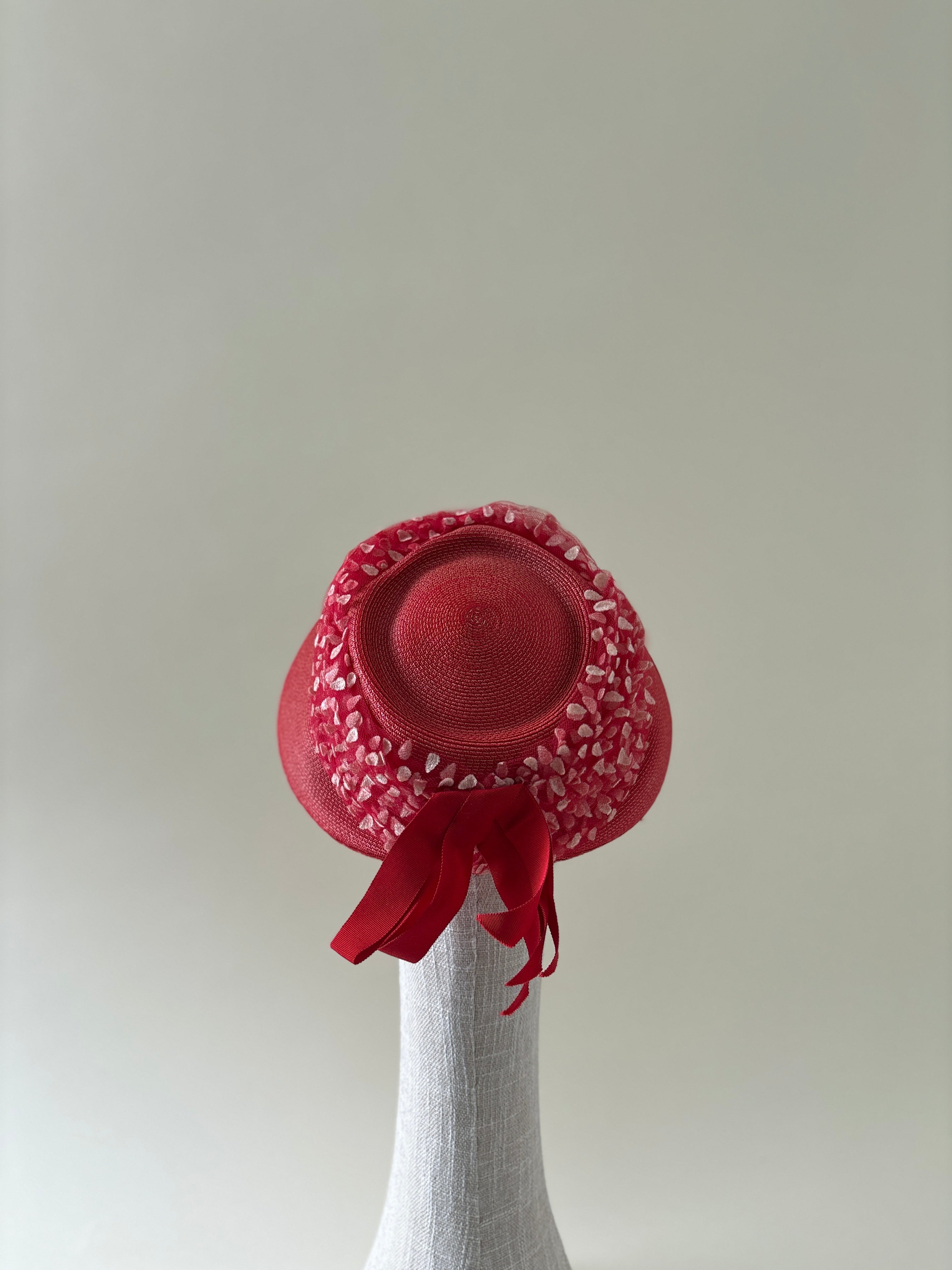 Chapeau vintage n° 023 | Demi-chapeau en paille rouge des années 1950, orné de tulle rouge.