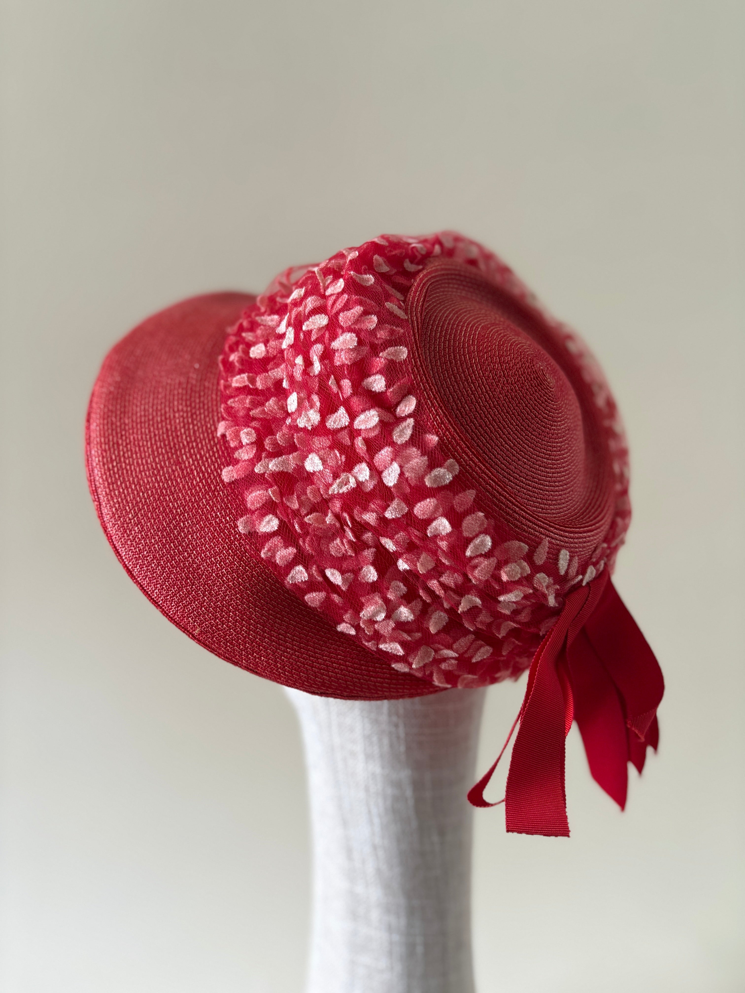 Chapeau vintage n° 023 | Demi-chapeau en paille rouge des années 1950, orné de tulle rouge.