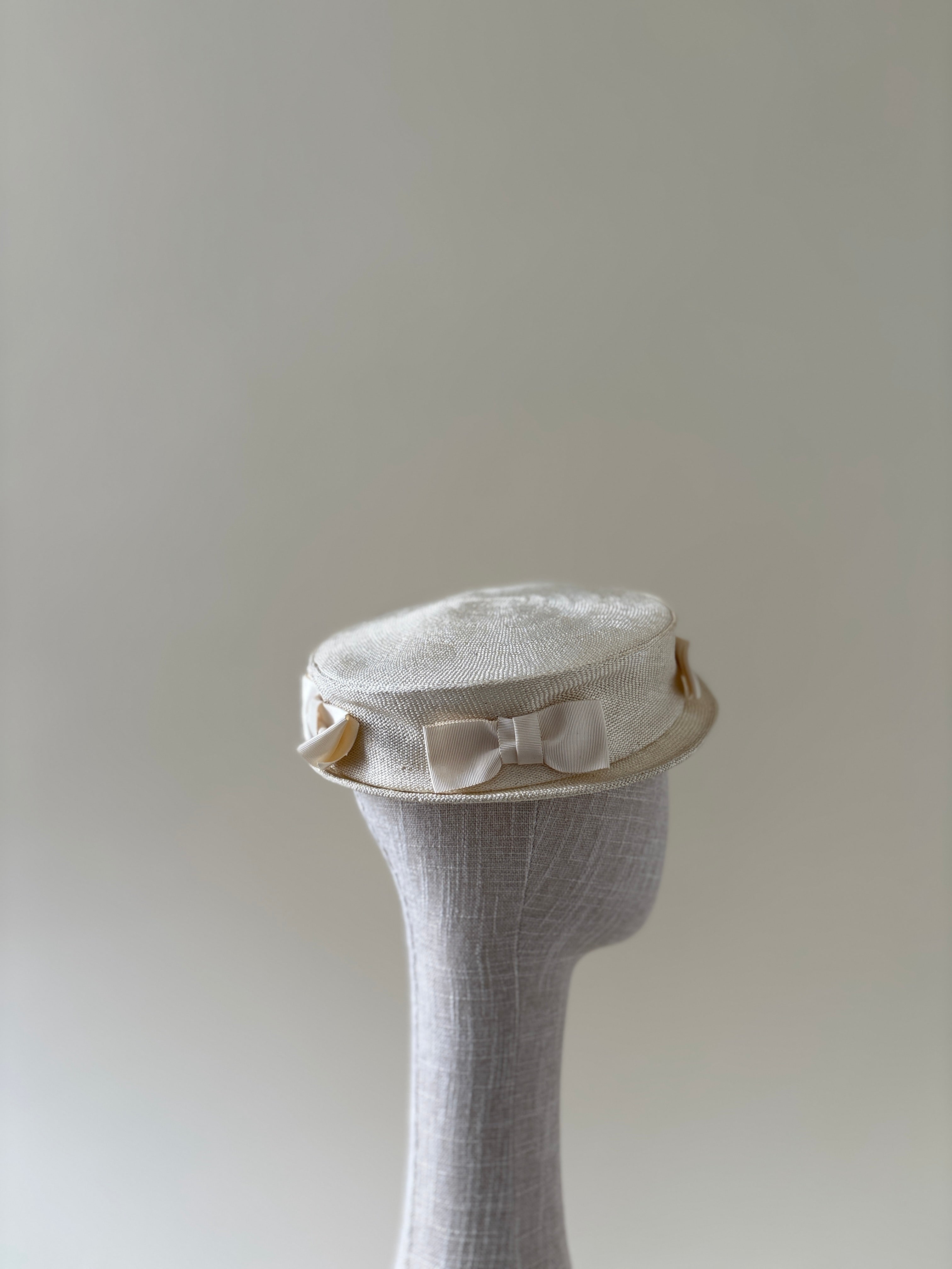 Chapeau vintage n° 028 | Canotier en paille blanche des années 1950 avec nœuds en ruban blanc