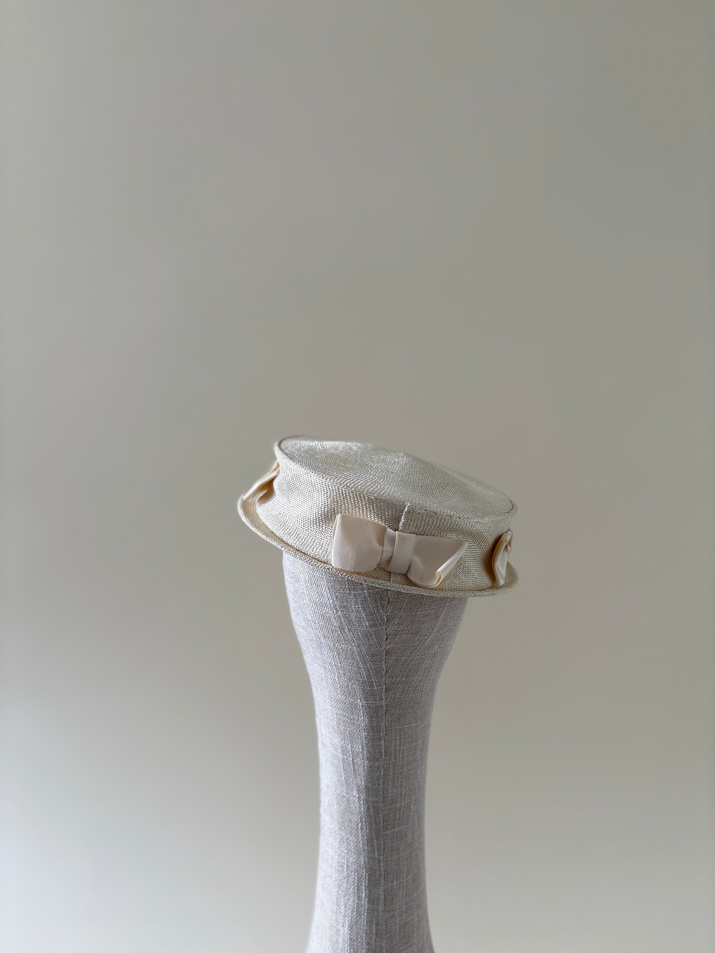 Chapeau vintage n° 028 | Canotier en paille blanche des années 1950 avec nœuds en ruban blanc