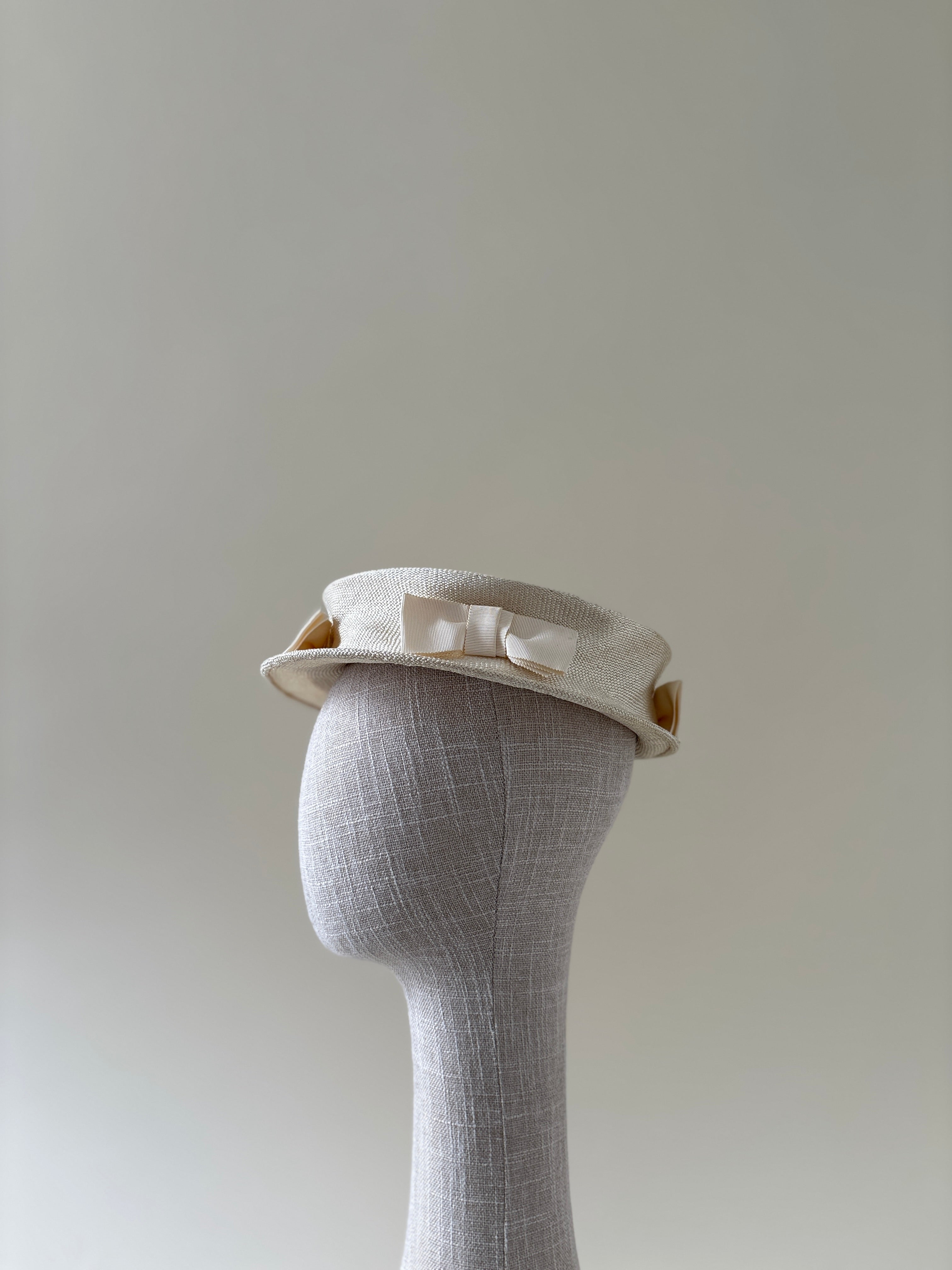 Chapeau vintage n° 028 | Canotier en paille blanche des années 1950 avec nœuds en ruban blanc