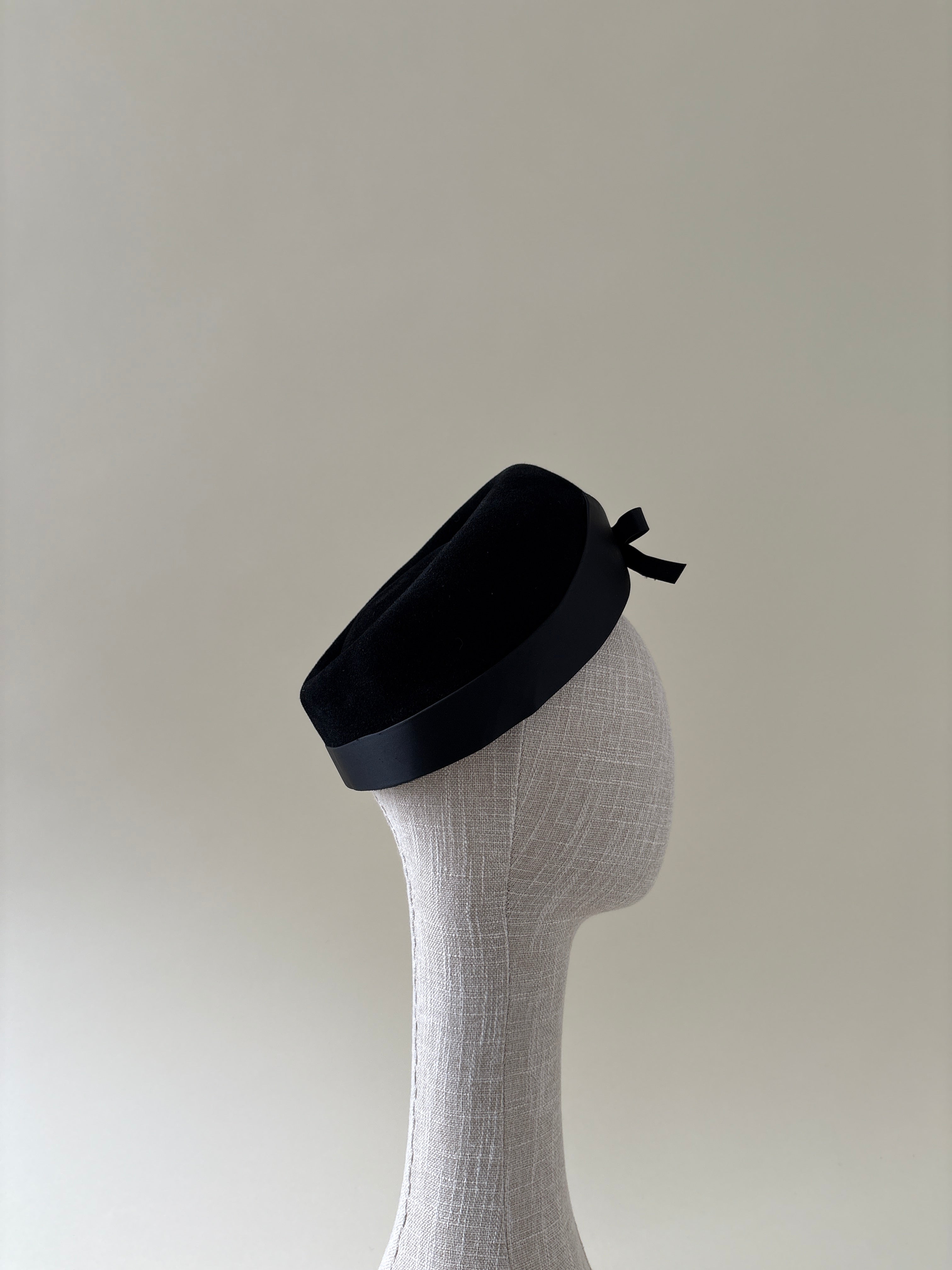 Chapeau vintage n° 043 | Demi-chapeau en feutre de velours noir des années 1950