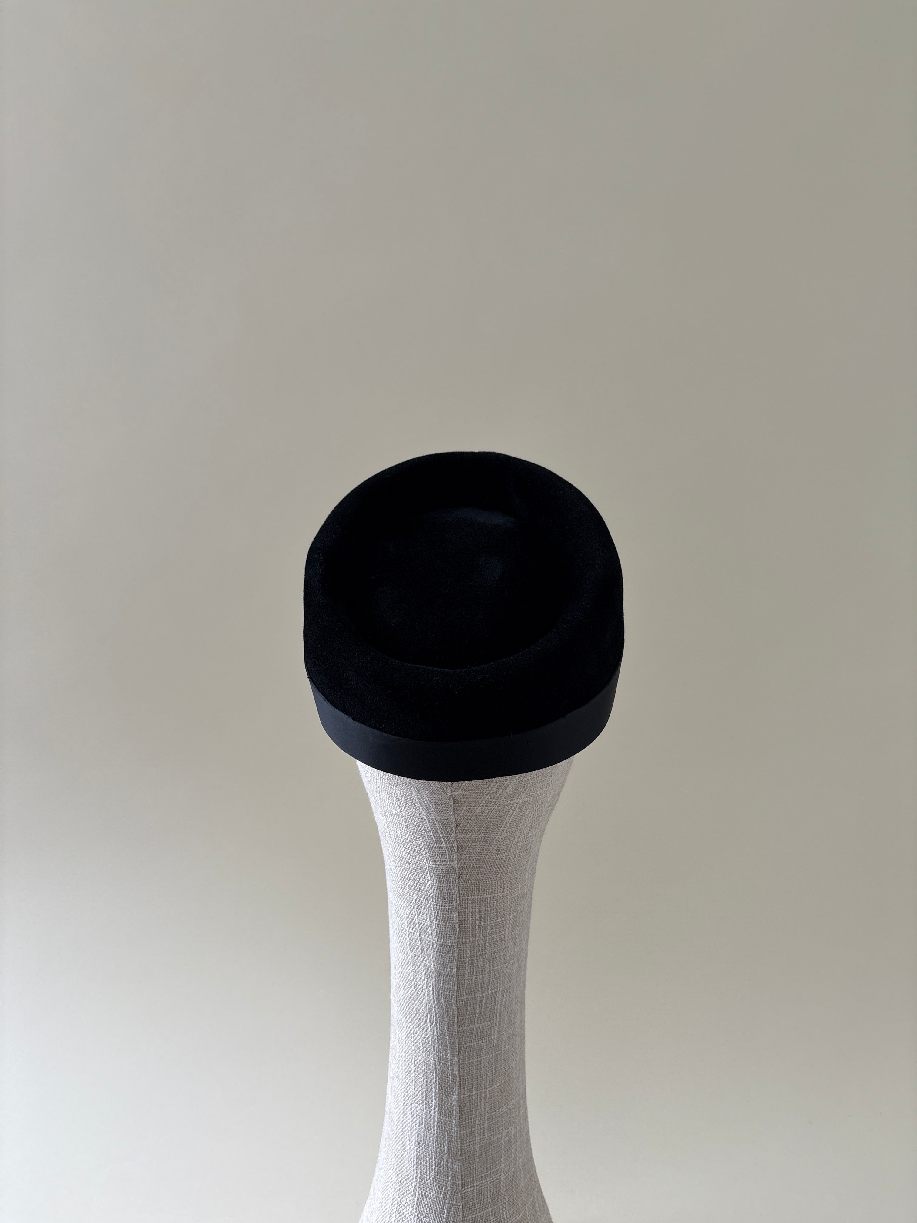 Chapeau vintage n° 043 | Demi-chapeau en feutre de velours noir des années 1950