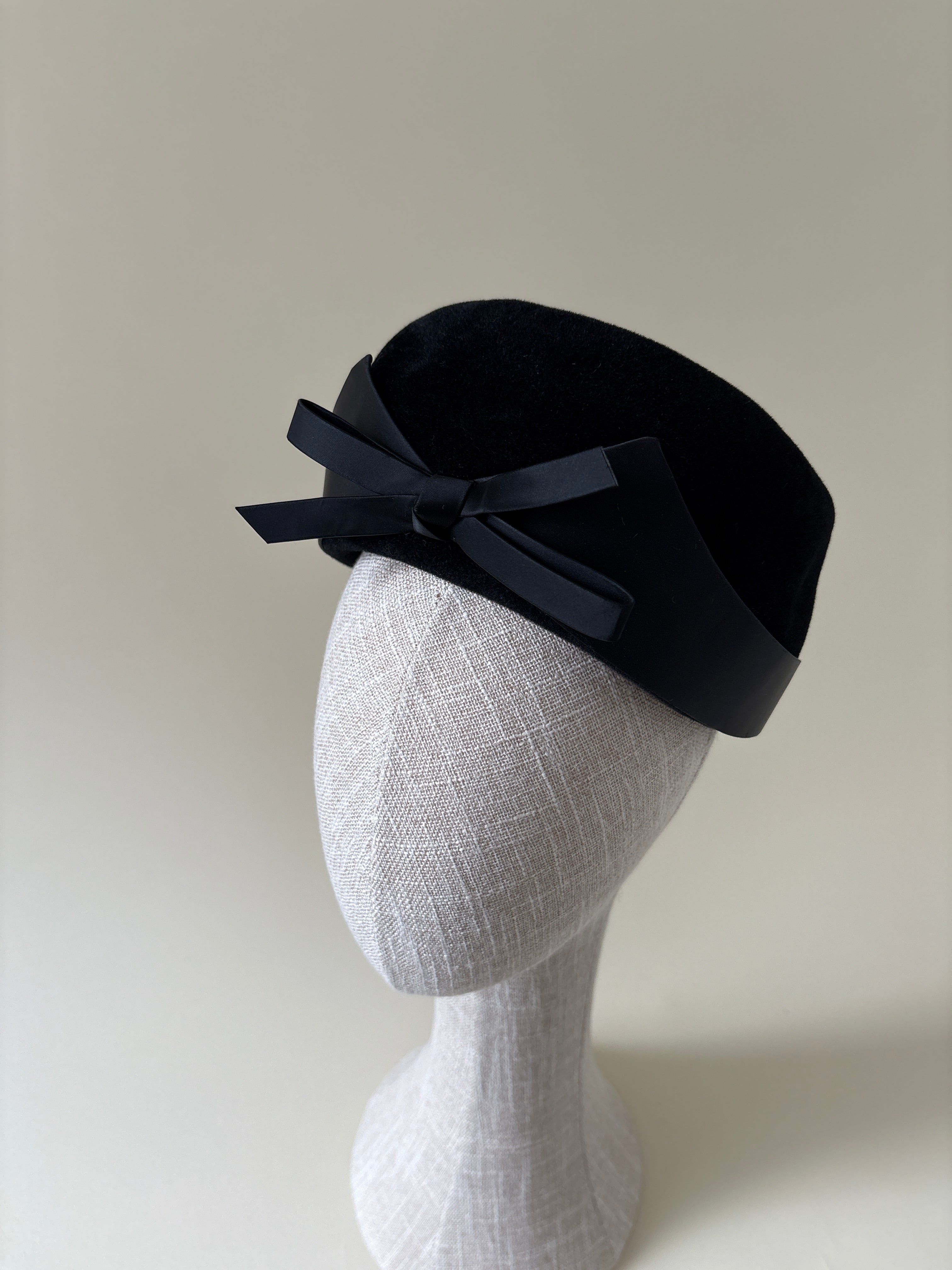 Chapeau vintage n° 043 | Demi-chapeau en feutre de velours noir des années 1950