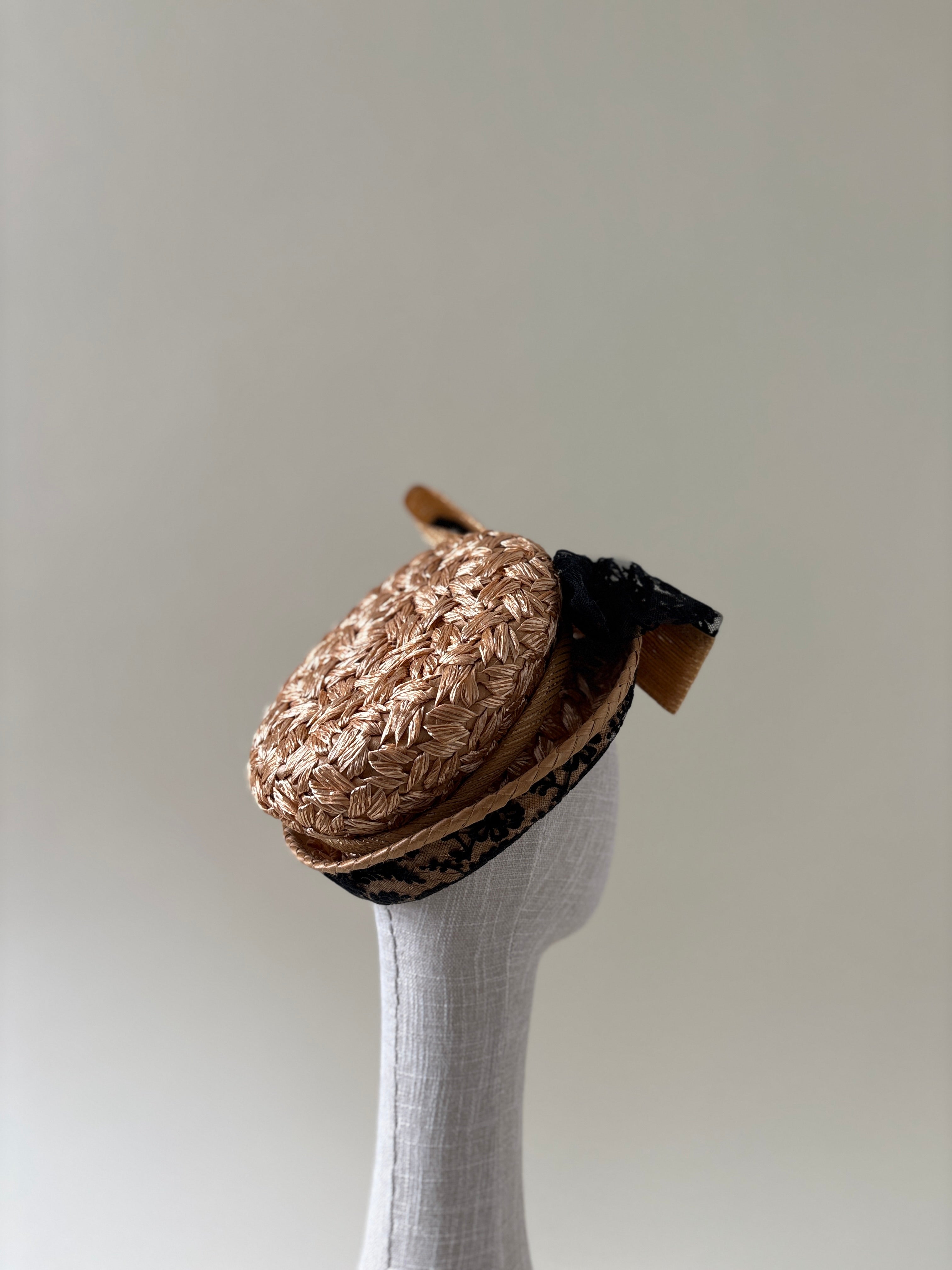 Chapeau vintage n° 005 | Chapeau de paille doré des années 1960 avec dentelle noire