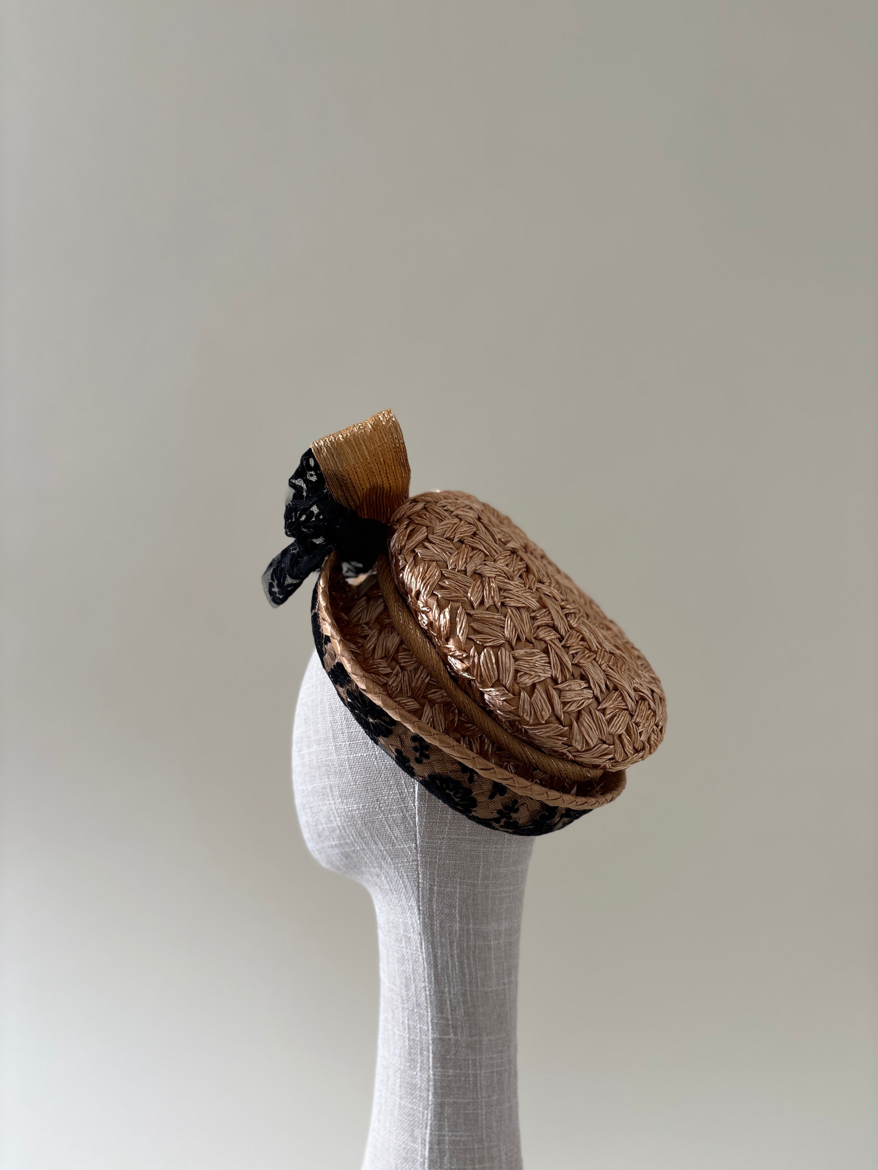 Chapeau vintage n° 005 | Chapeau de paille doré des années 1960 avec dentelle noire