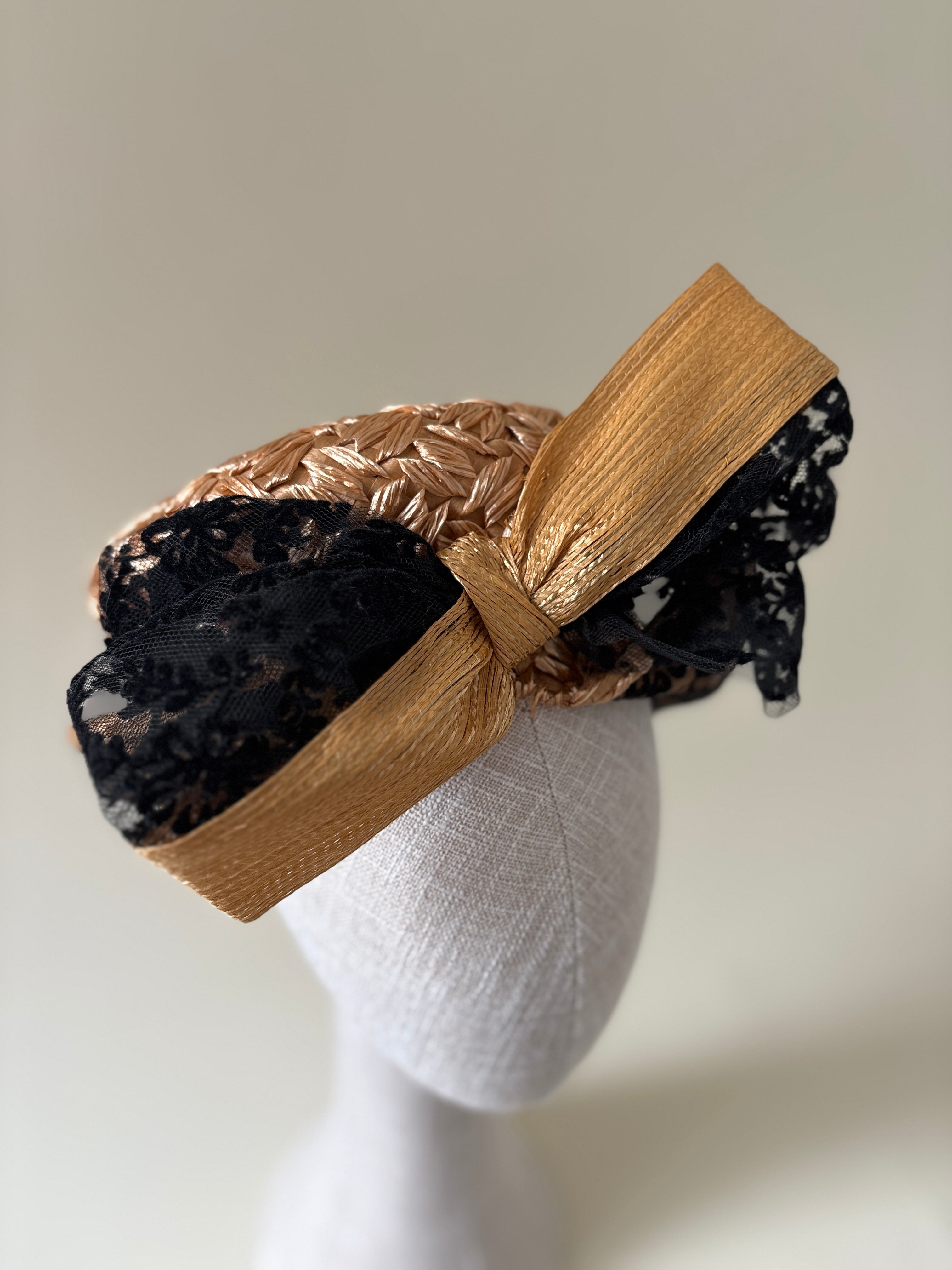 Chapeau vintage n° 005 | Chapeau de paille doré des années 1960 avec dentelle noire
