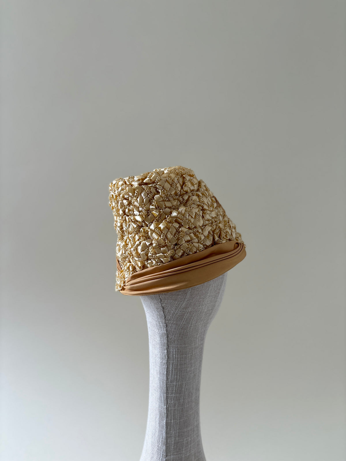 Chapeau vintage n° 050 | Tuque en paille dorée des années 1960 avec bordure drapée en satin