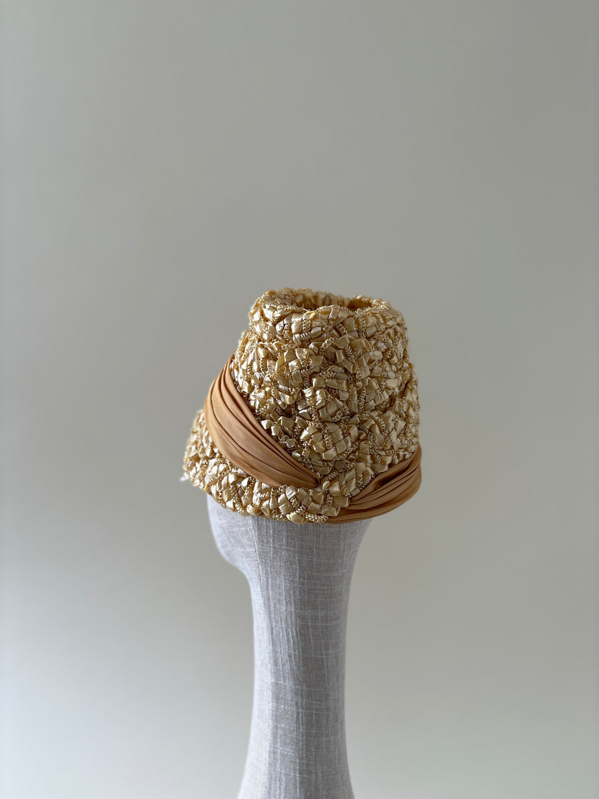 Chapeau vintage n° 050 | Tuque en paille dorée des années 1960 avec bordure drapée en satin