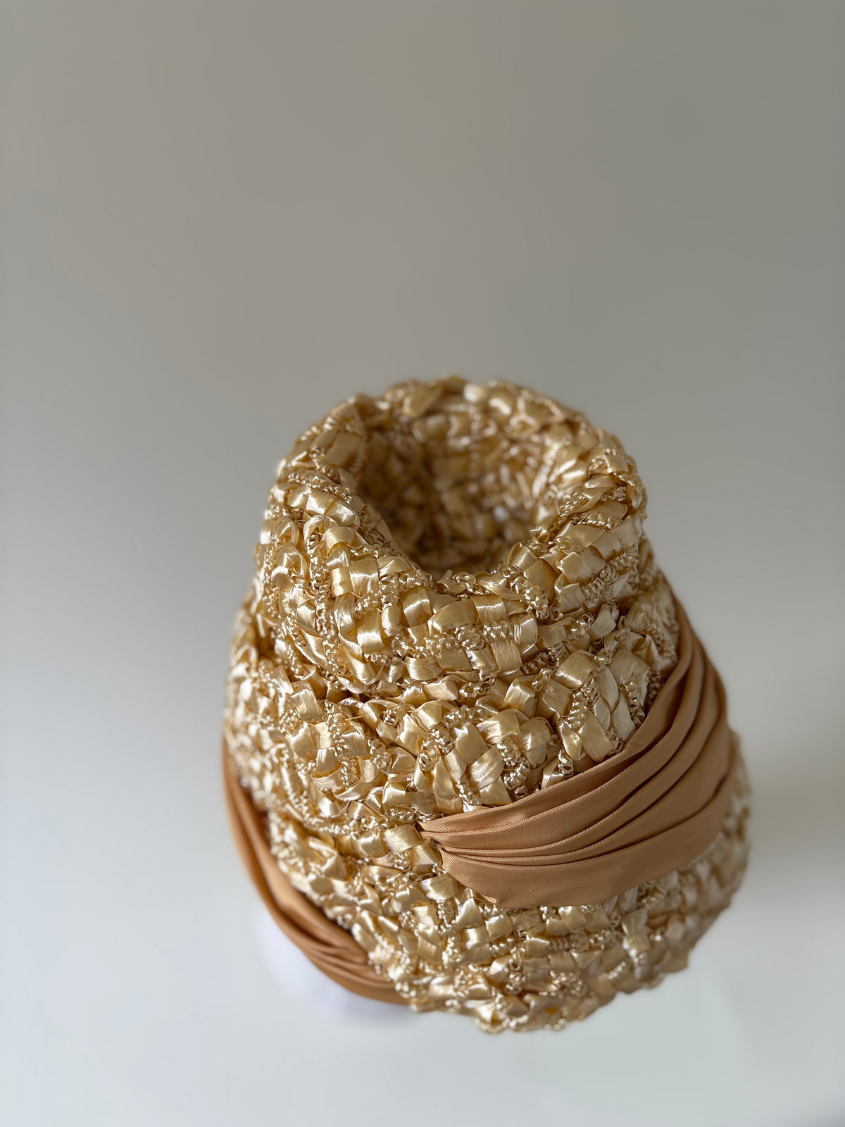 Chapeau vintage n° 050 | Tuque en paille dorée des années 1960 avec bordure drapée en satin
