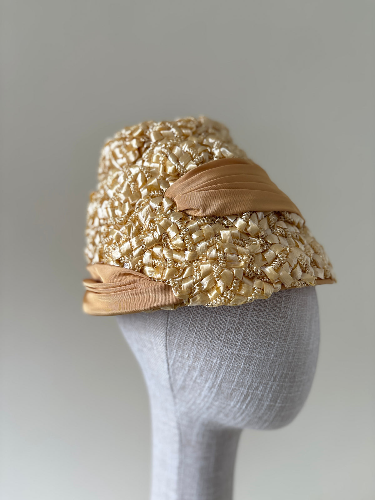 Chapeau vintage n° 050 | Tuque en paille dorée des années 1960 avec bordure drapée en satin
