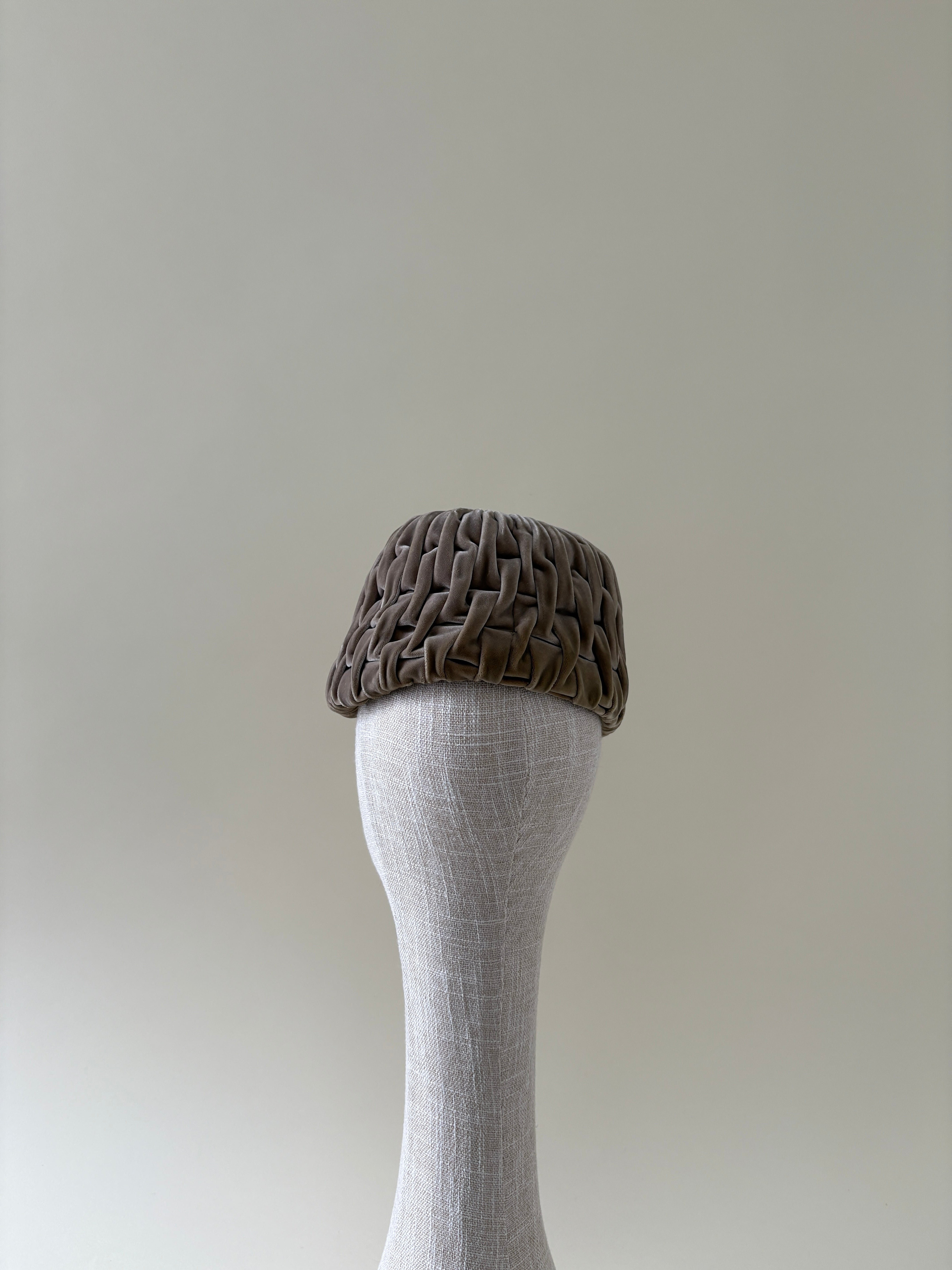 Chapeau vintage n° 041 | Bonnet boule en velours taupe des années 1960