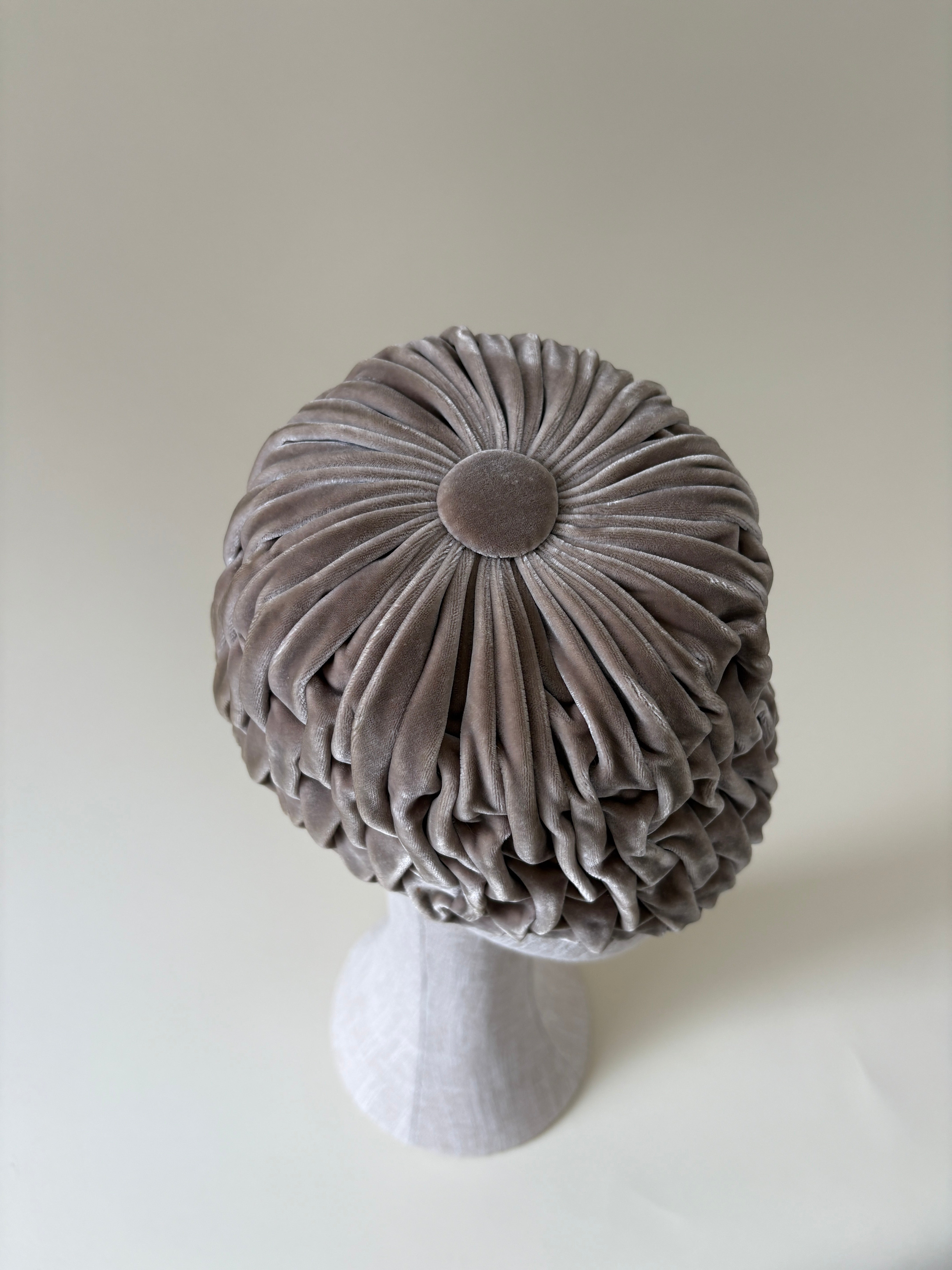Chapeau vintage n° 041 | Bonnet boule en velours taupe des années 1960