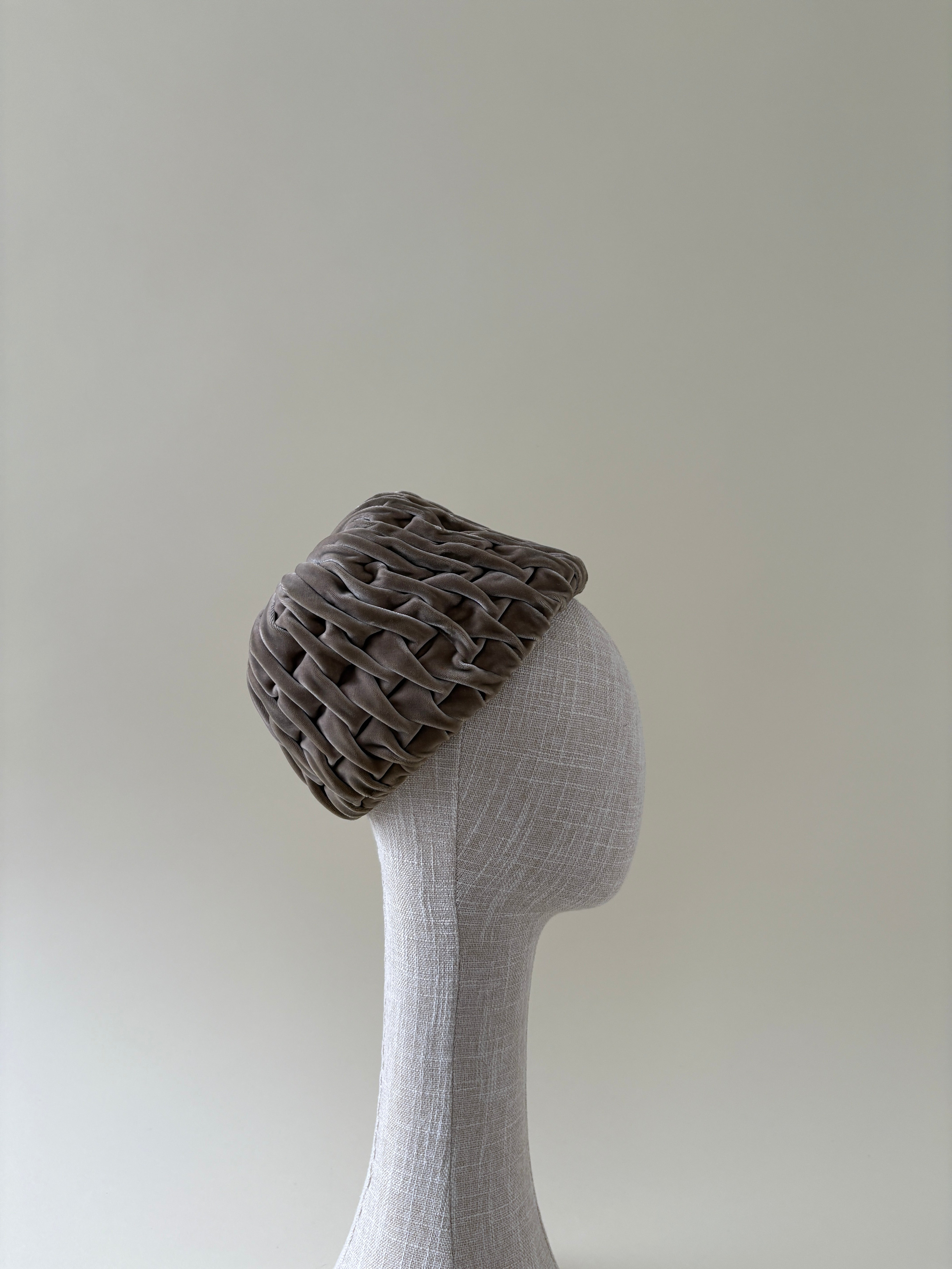 Chapeau vintage n° 041 | Bonnet boule en velours taupe des années 1960