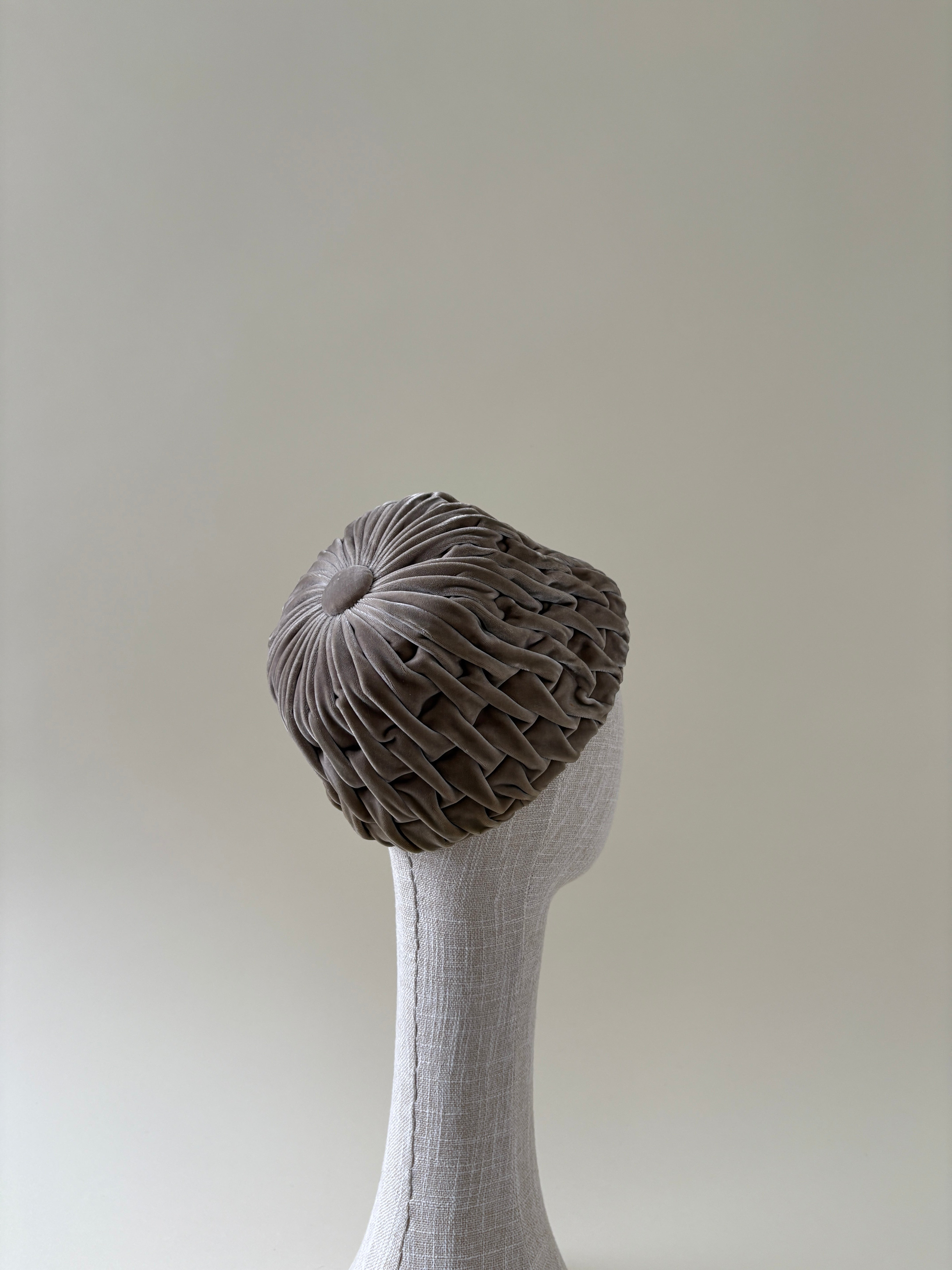 Chapeau vintage n° 041 | Bonnet boule en velours taupe des années 1960