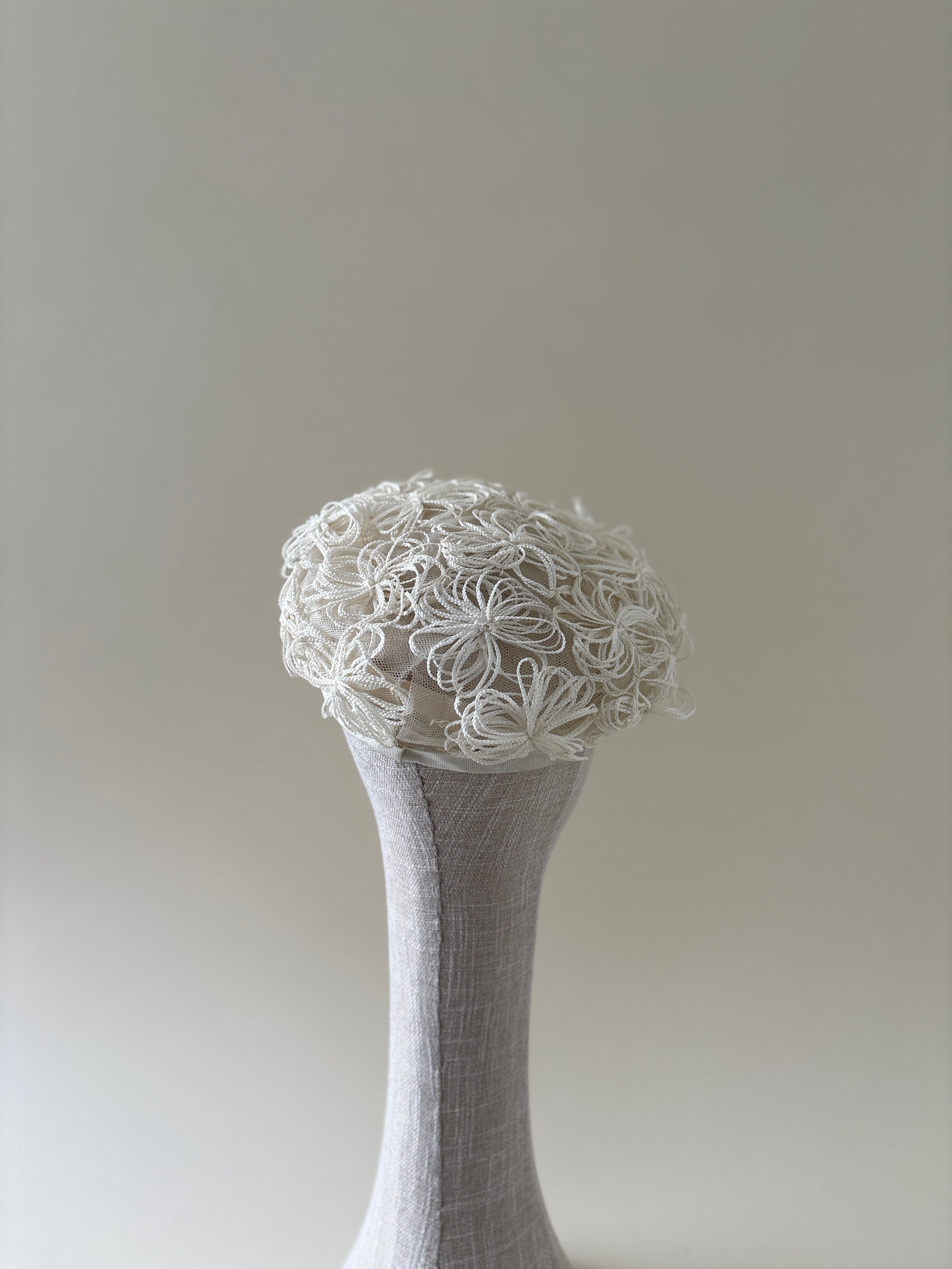 Chapeau vintage n° 011 | Béret en tulle blanc des années 1960 orné de fleurs en paille blanche