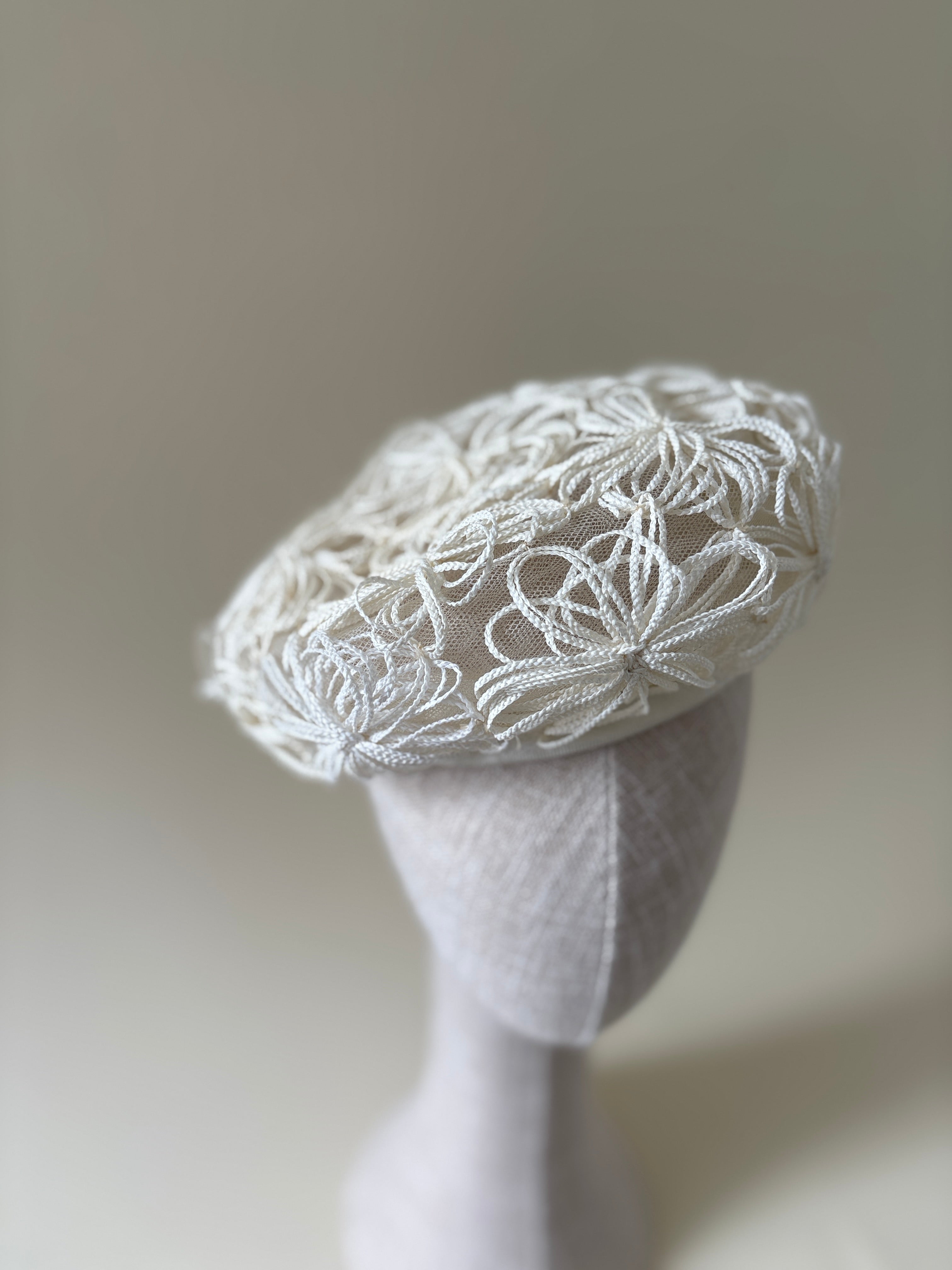 Chapeau vintage n° 011 | Béret en tulle blanc des années 1960 orné de fleurs en paille blanche