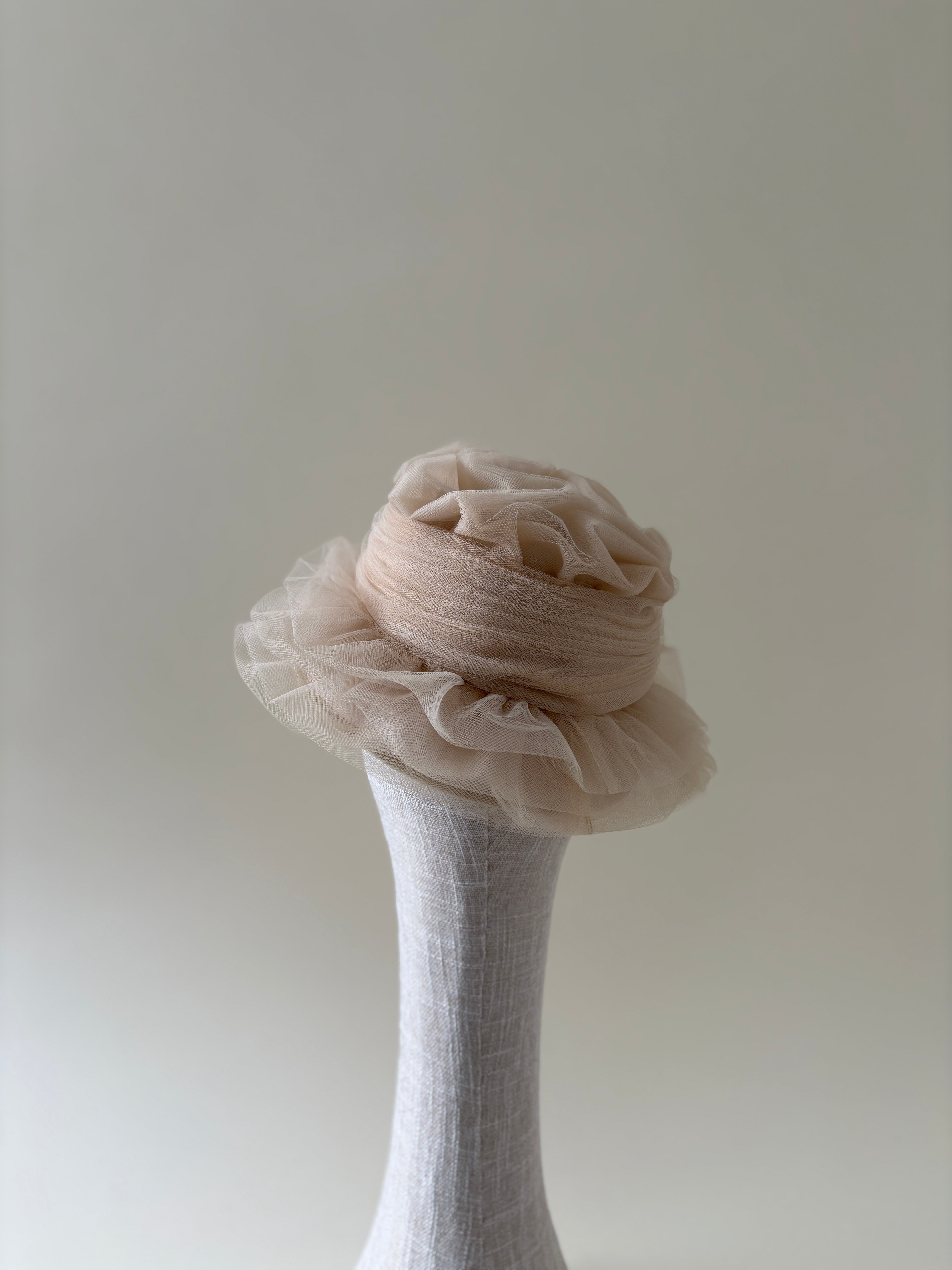 Vintage hat #018 | 1970's Beige ruffled tulle hat