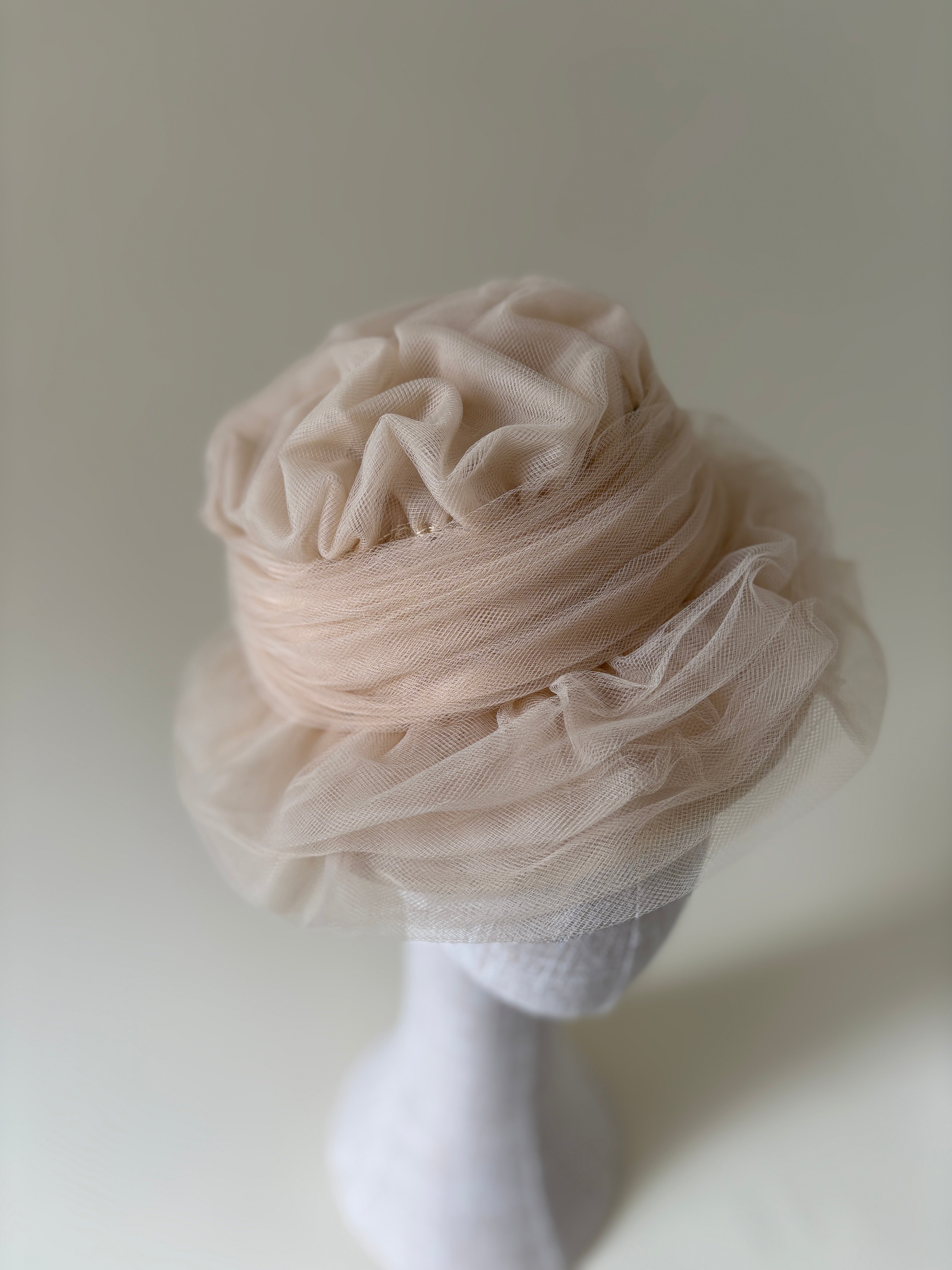 Vintage hat #018 | 1970's Beige ruffled tulle hat