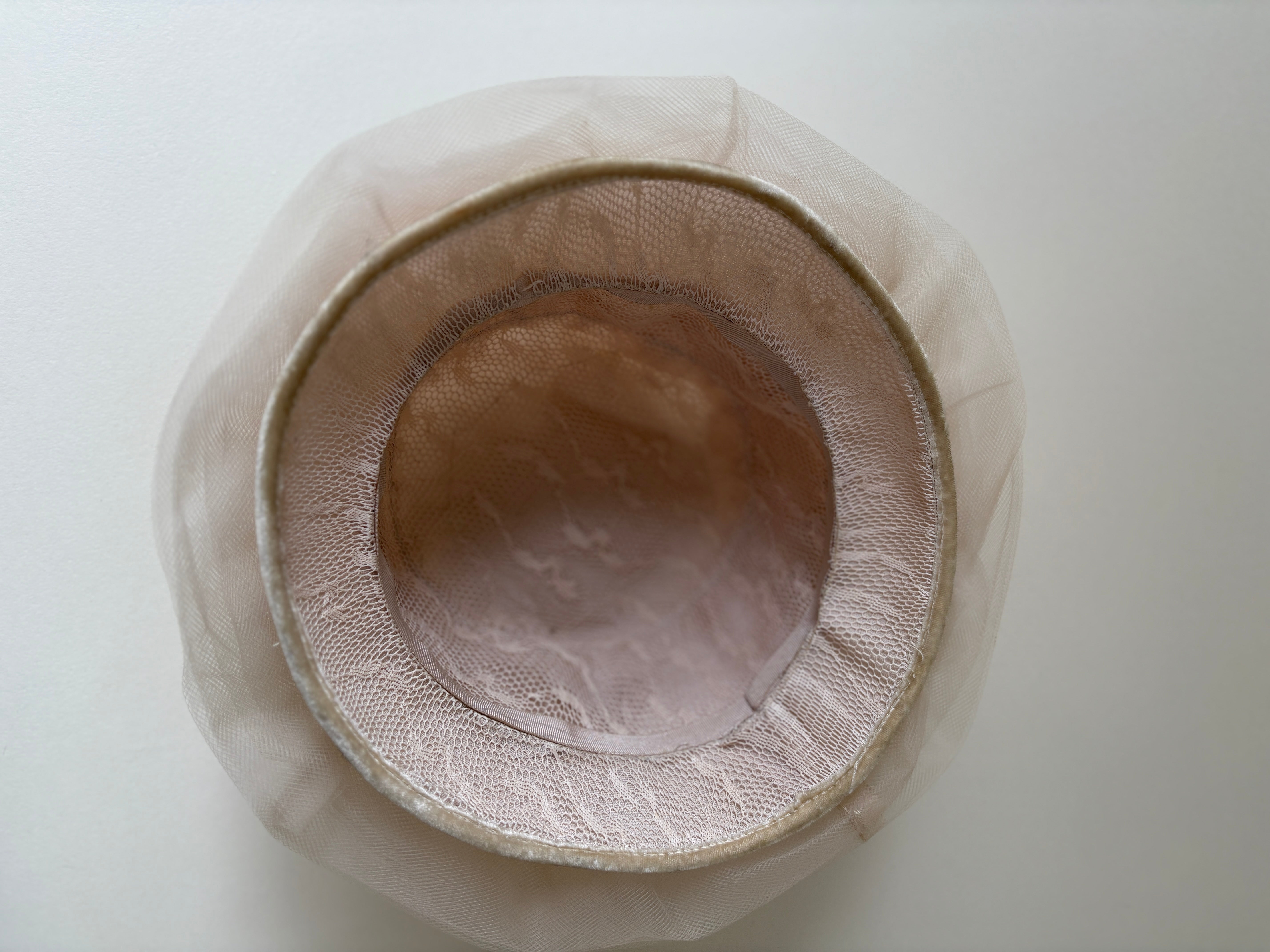 Vintage hat #018 | 1970's Beige ruffled tulle hat