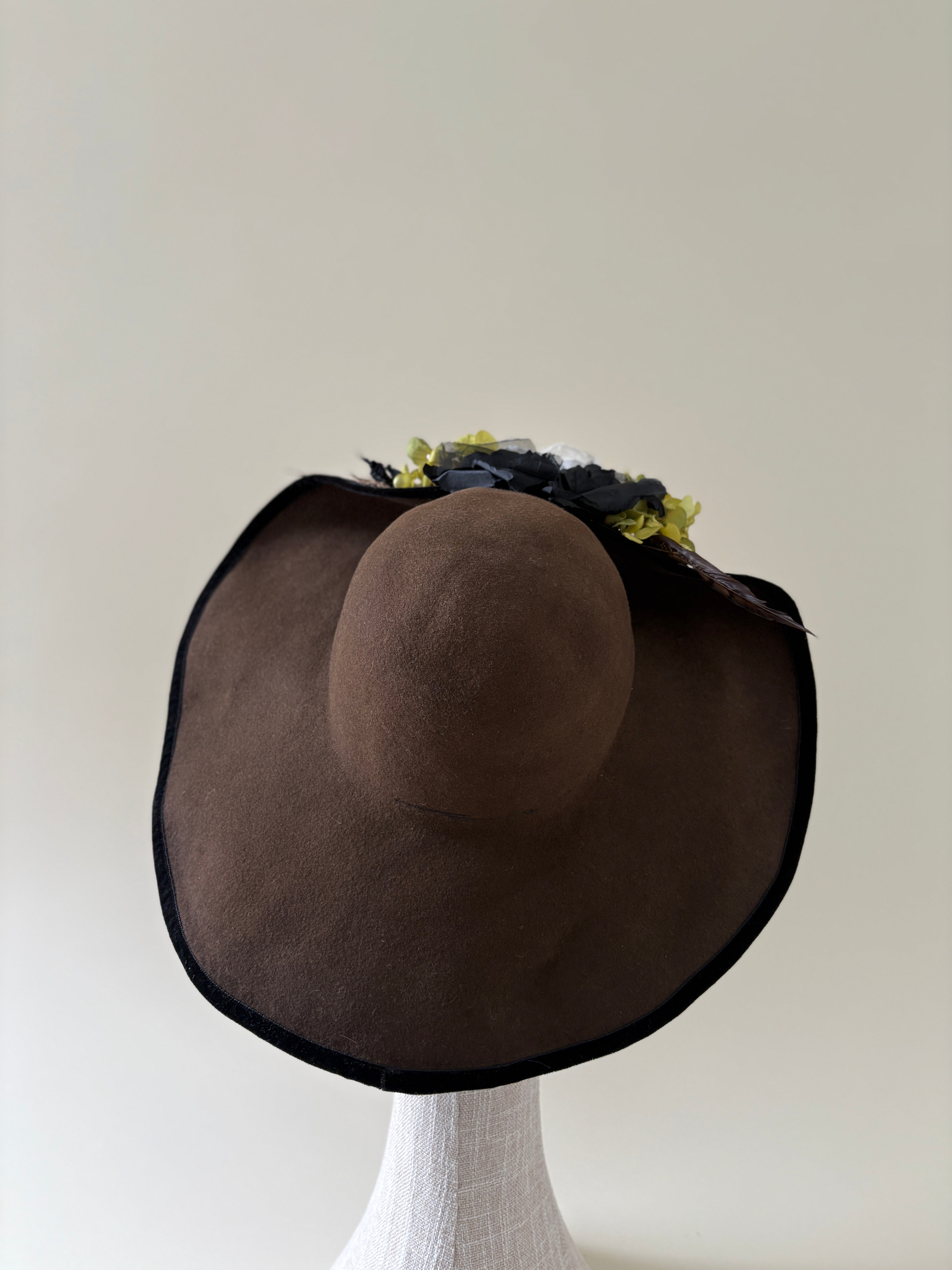 Chapeau vintage n° 021 | Années 1990. Chapeau en feutre de laine marron orné d'une plume de faisan et de fleurs.