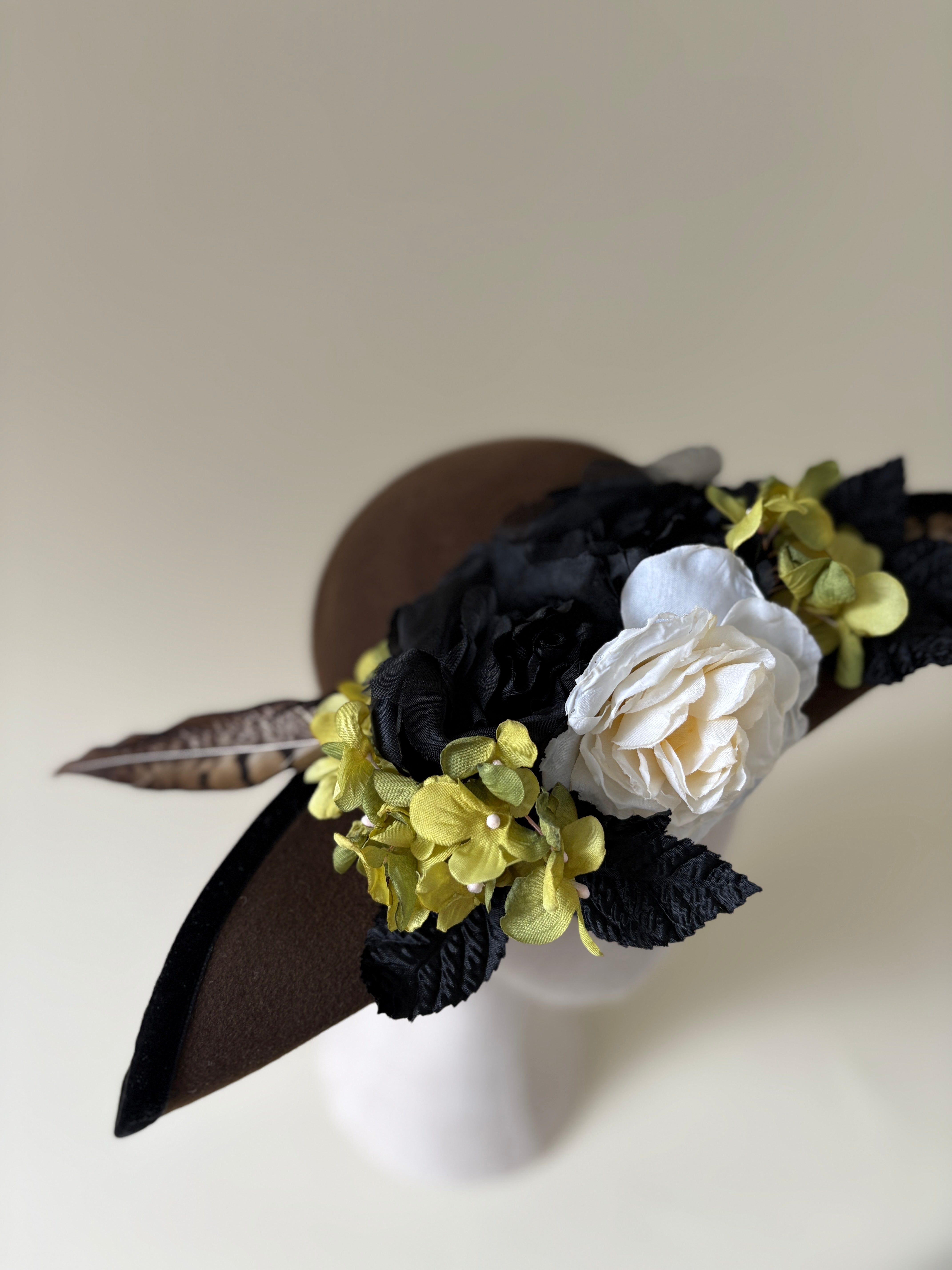 Chapeau vintage n° 021 | Années 1990. Chapeau en feutre de laine marron orné d'une plume de faisan et de fleurs.