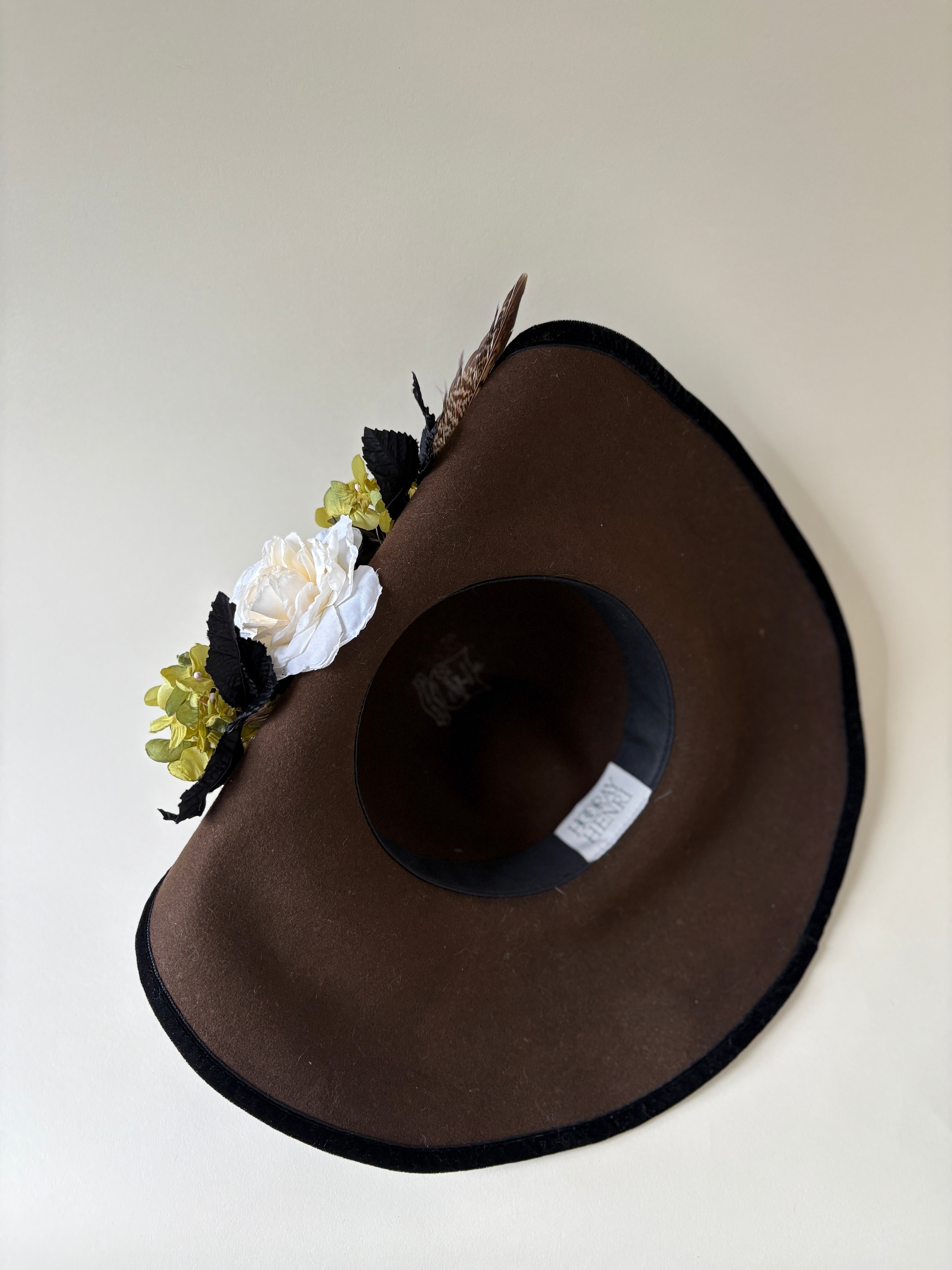 Chapeau vintage n° 021 | Années 1990. Chapeau en feutre de laine marron orné d'une plume de faisan et de fleurs.