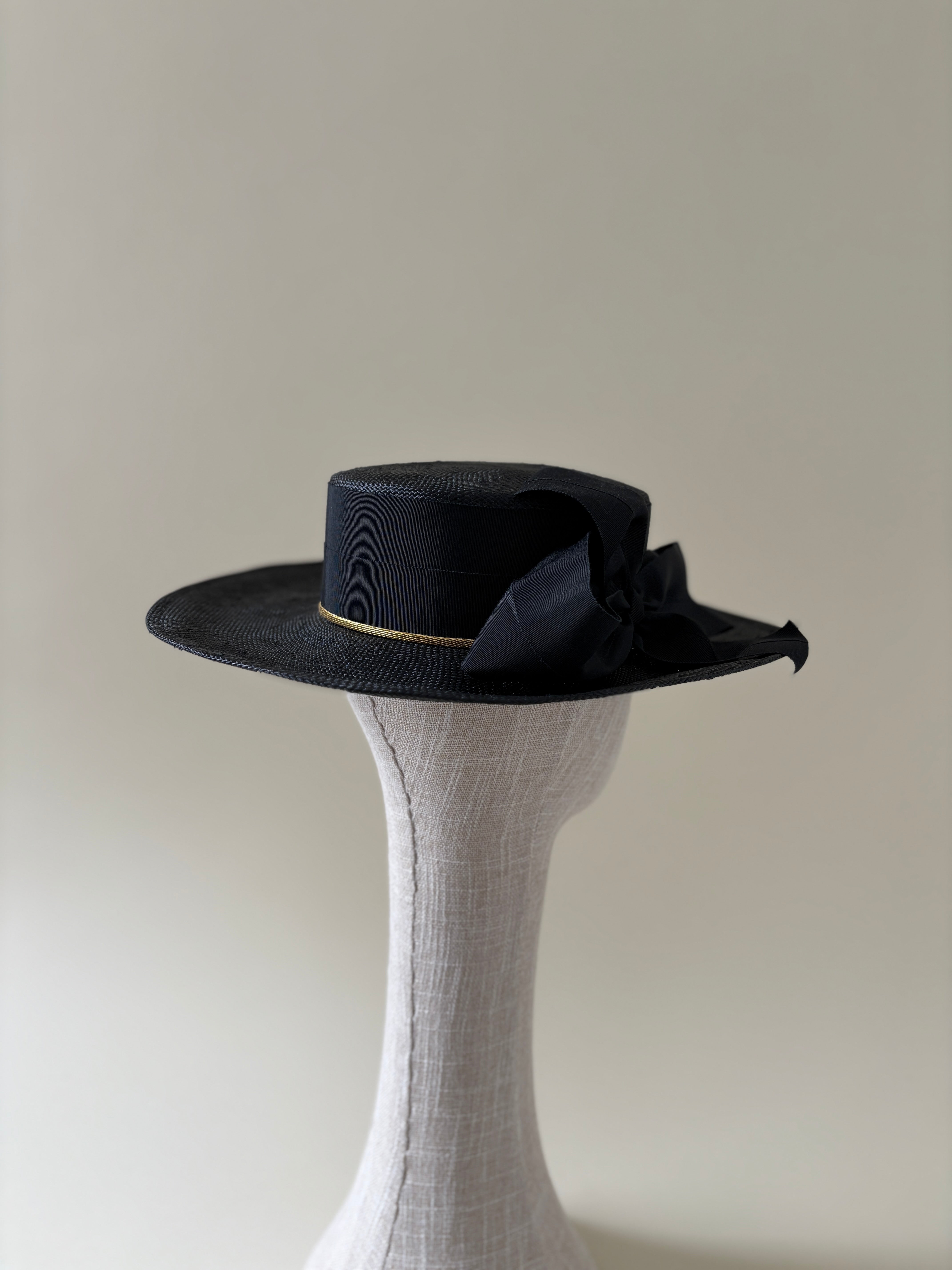 Chapeau vintage n° 004 | Chapeau de paille noir des années 1980 avec nœud noir