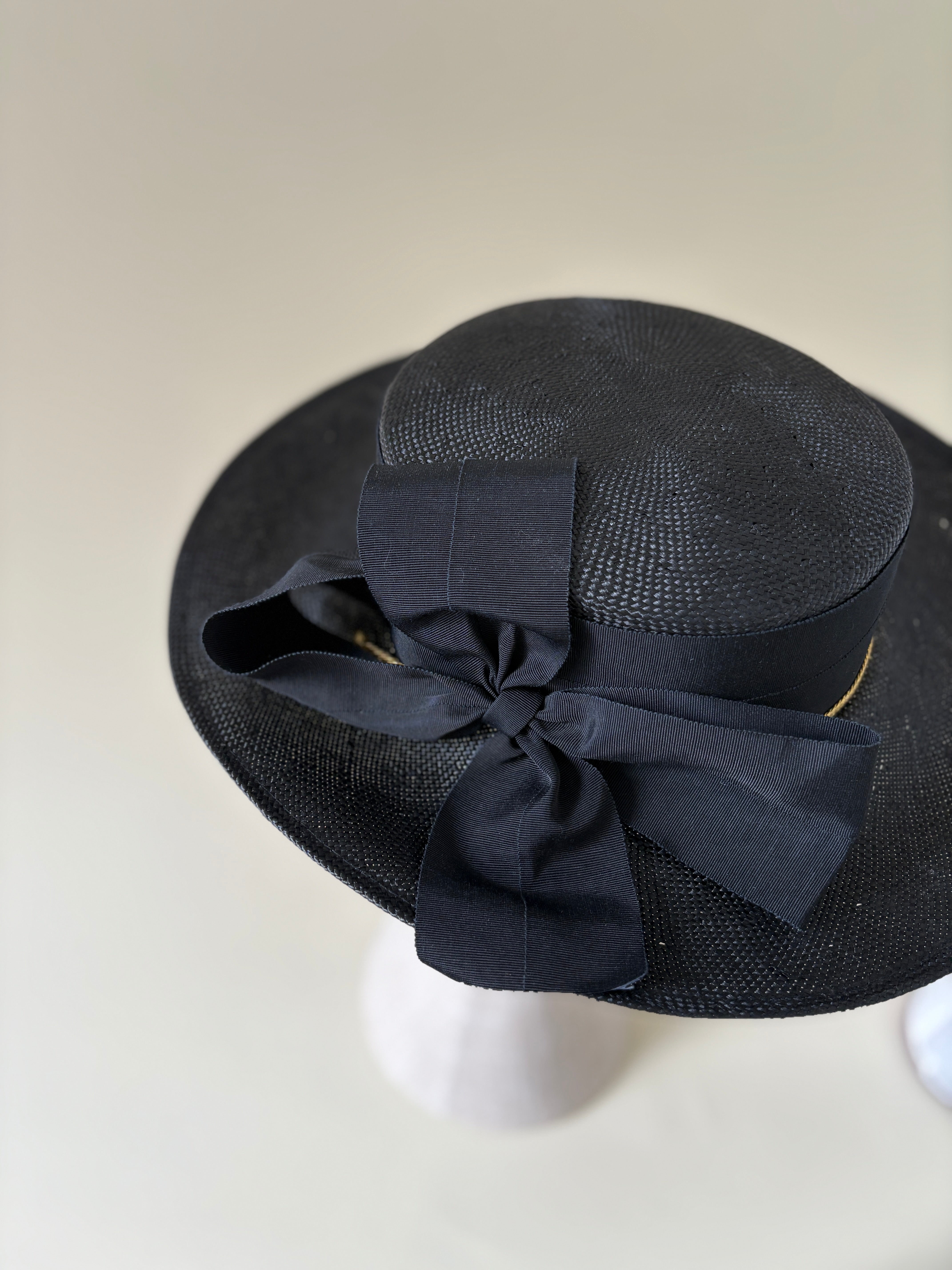 Chapeau vintage n° 004 | Chapeau de paille noir des années 1980 avec nœud noir