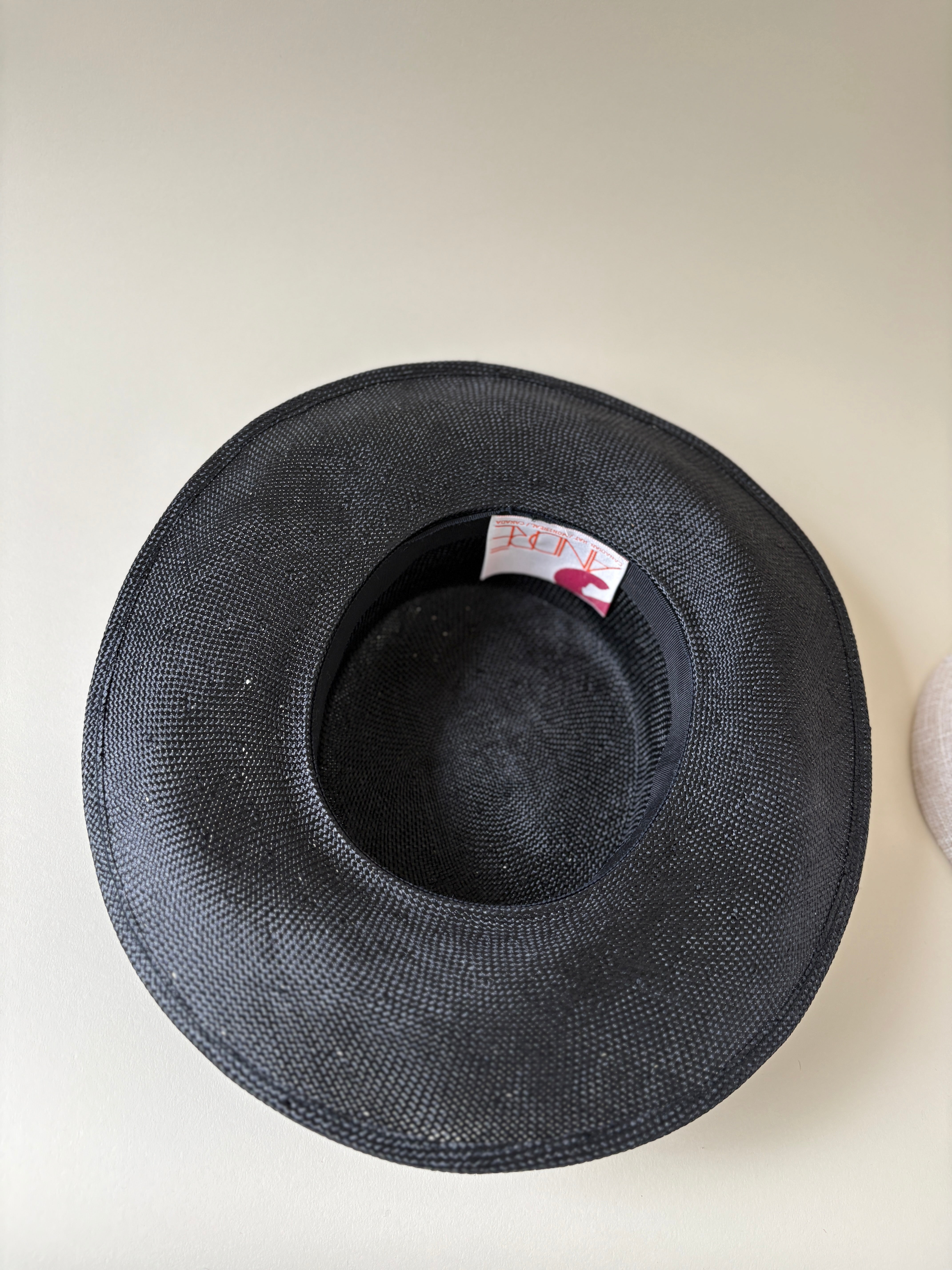 Chapeau vintage n° 004 | Chapeau de paille noir des années 1980 avec nœud noir