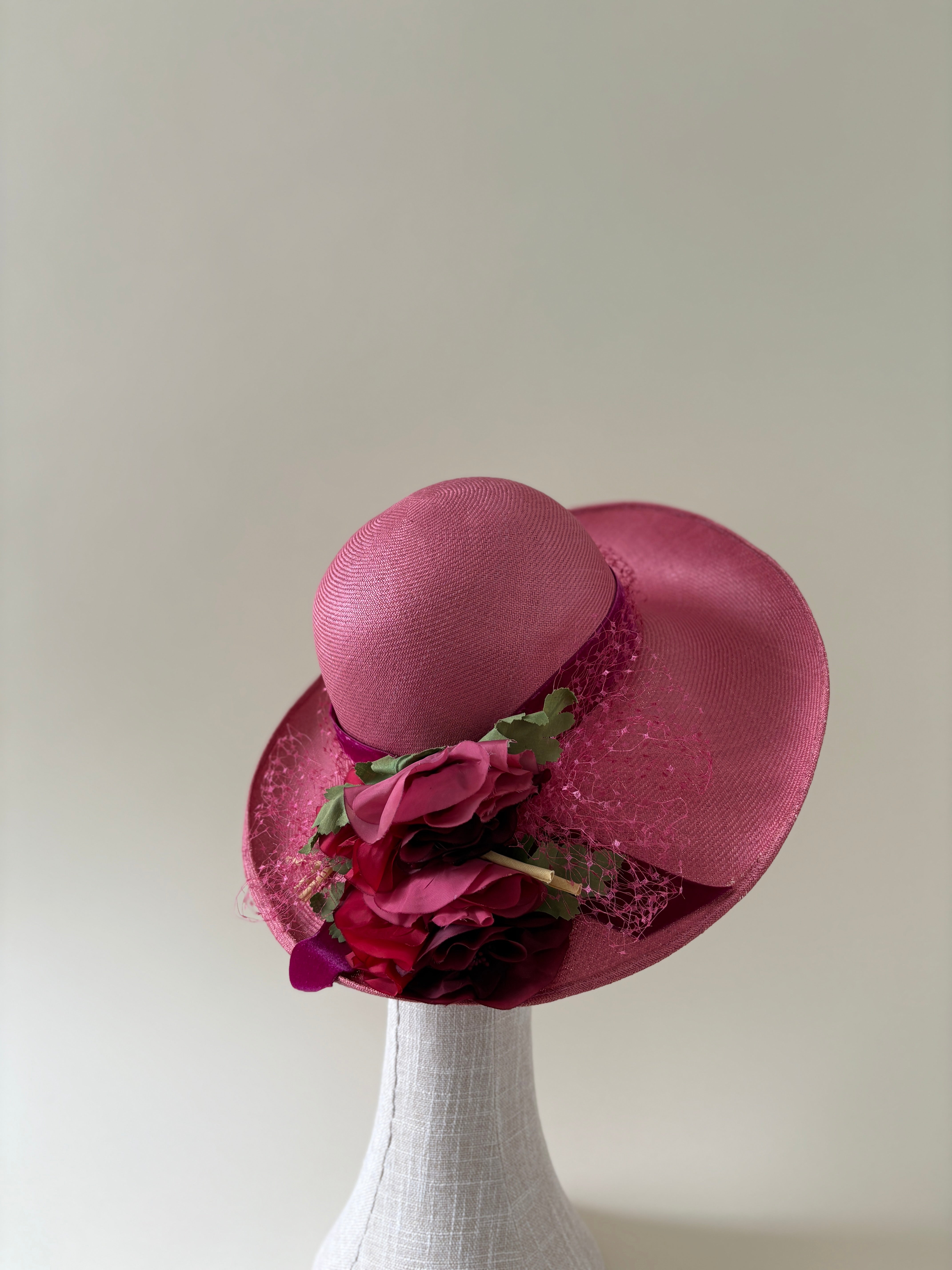 Chapeau vintage n° 002 | Chapeau de paille rose à larges fleurs, années 1980