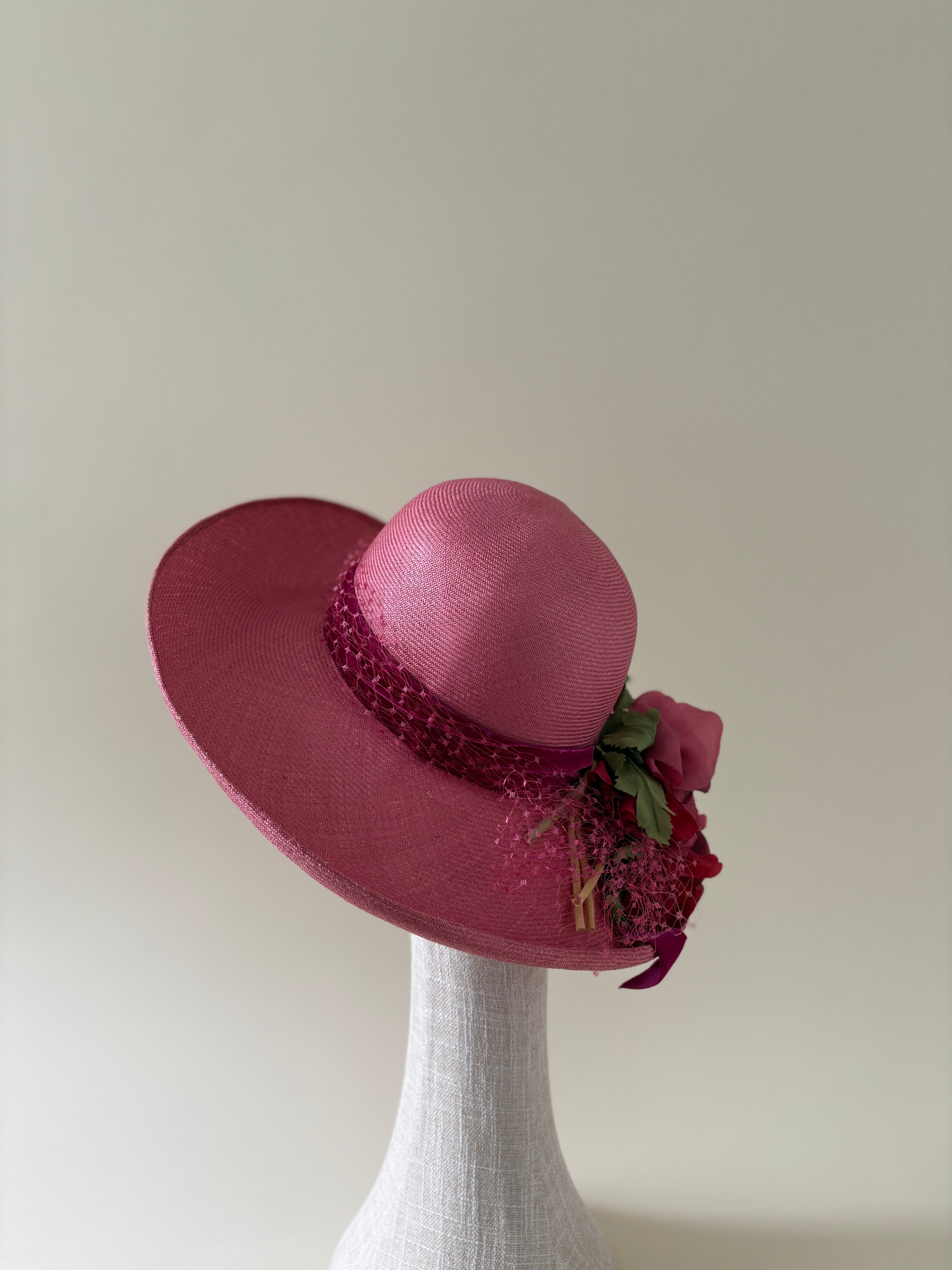 Chapeau vintage n° 002 | Chapeau de paille rose à larges fleurs, années 1980
