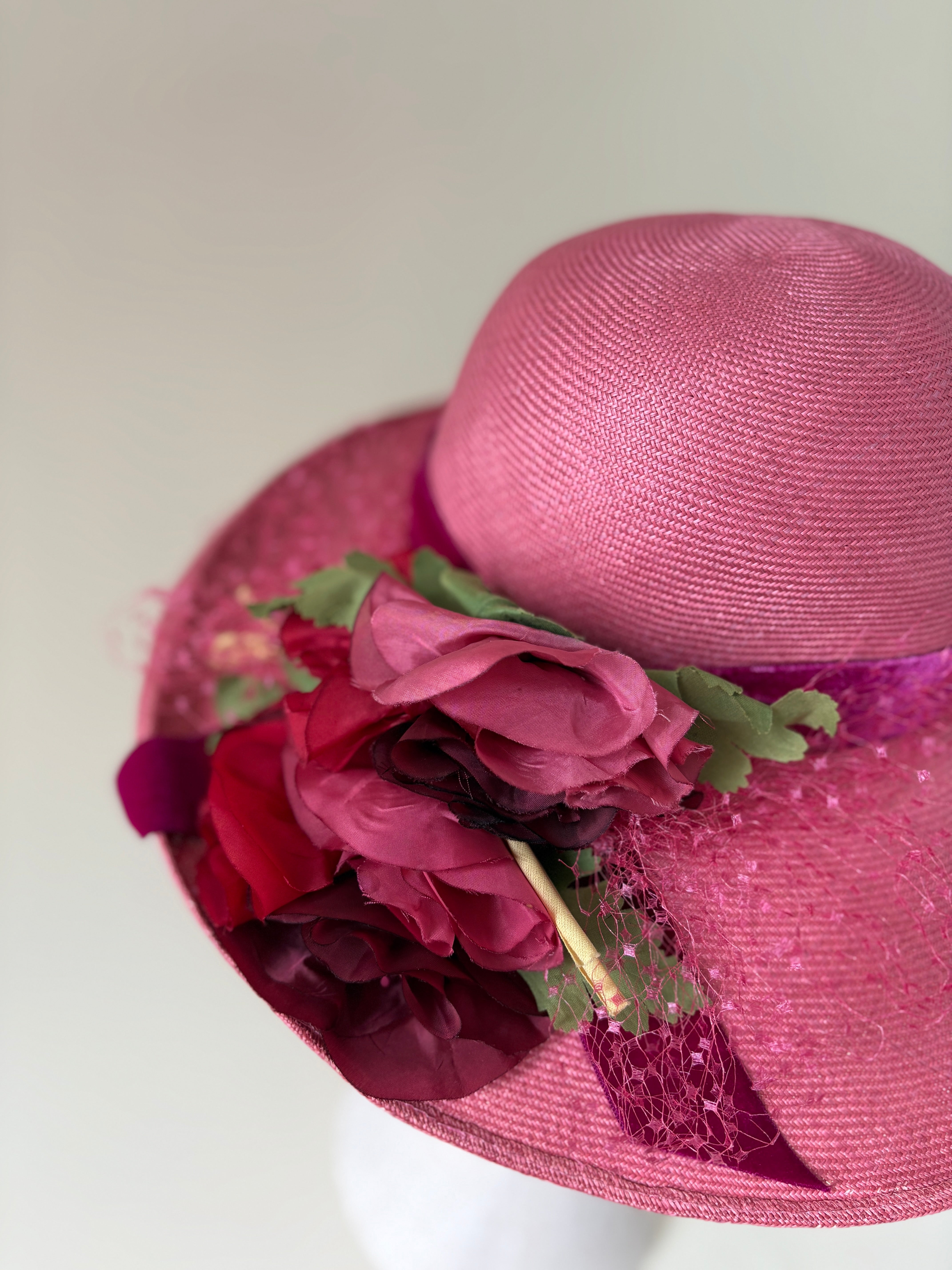 Chapeau vintage n° 002 | Chapeau de paille rose à larges fleurs, années 1980