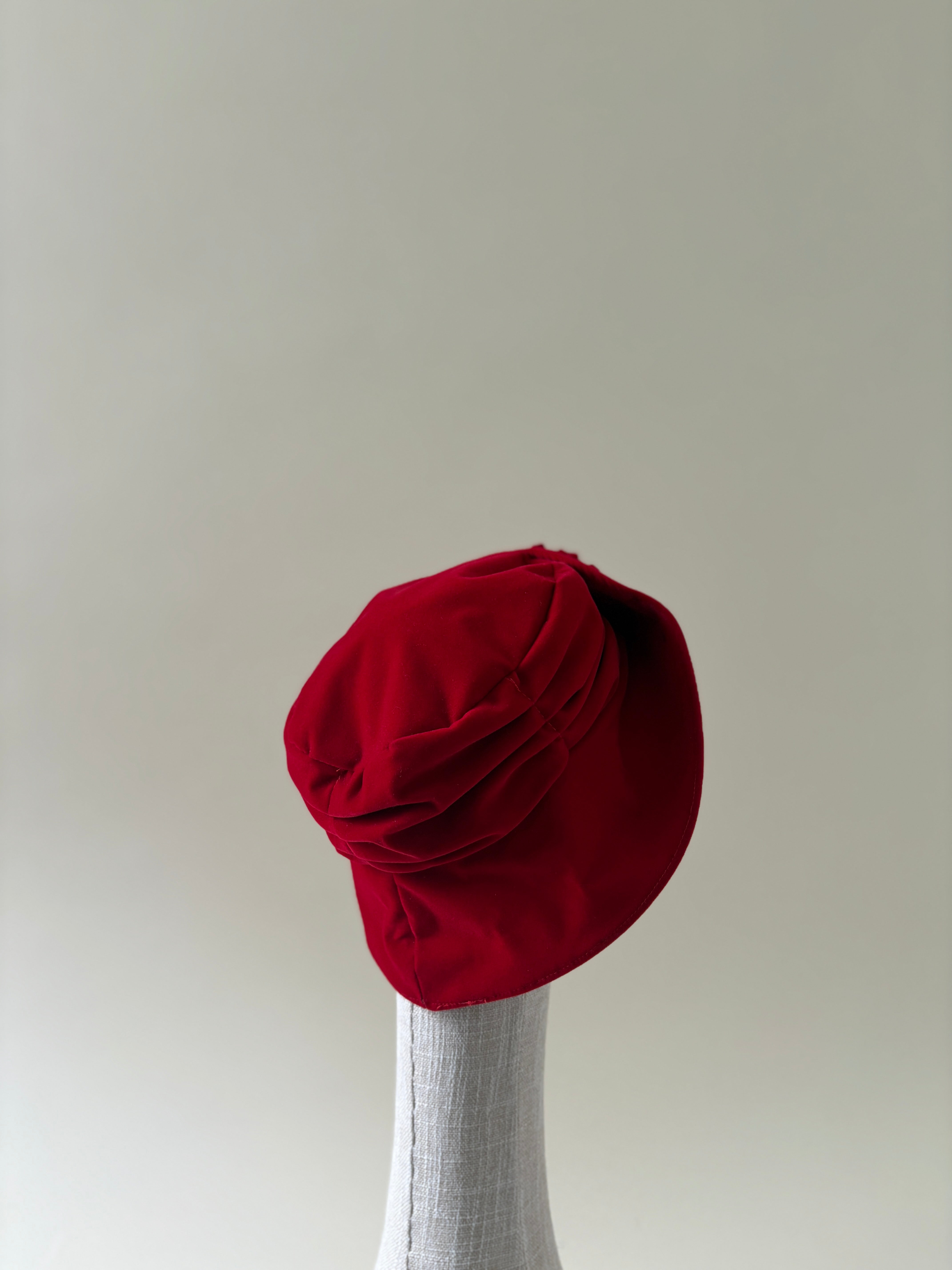 Chapeau vintage n° 038 | Bob rouge en velours froncé avec rosette, années 1990