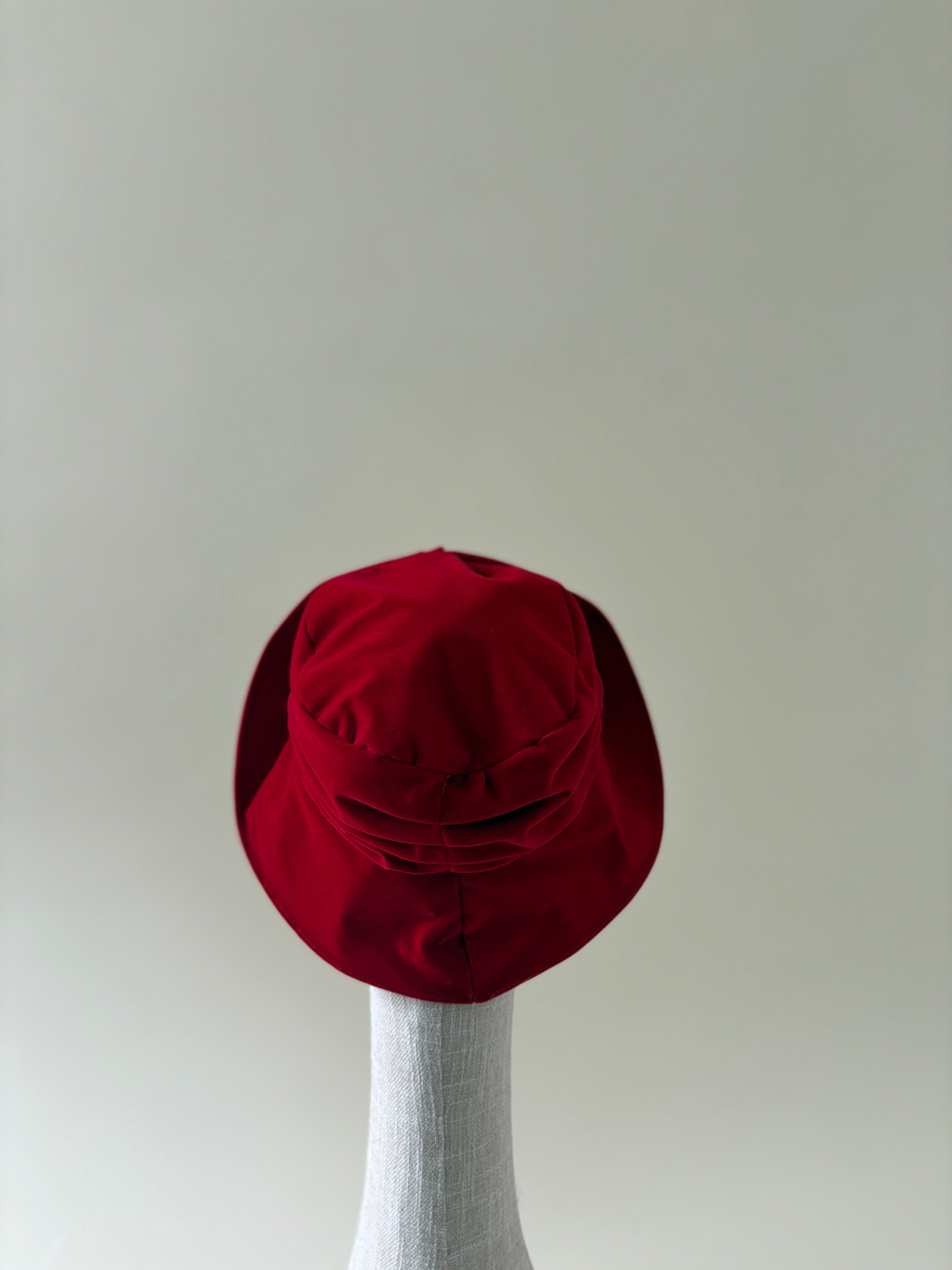 Chapeau vintage n° 038 | Bob rouge en velours froncé avec rosette, années 1990