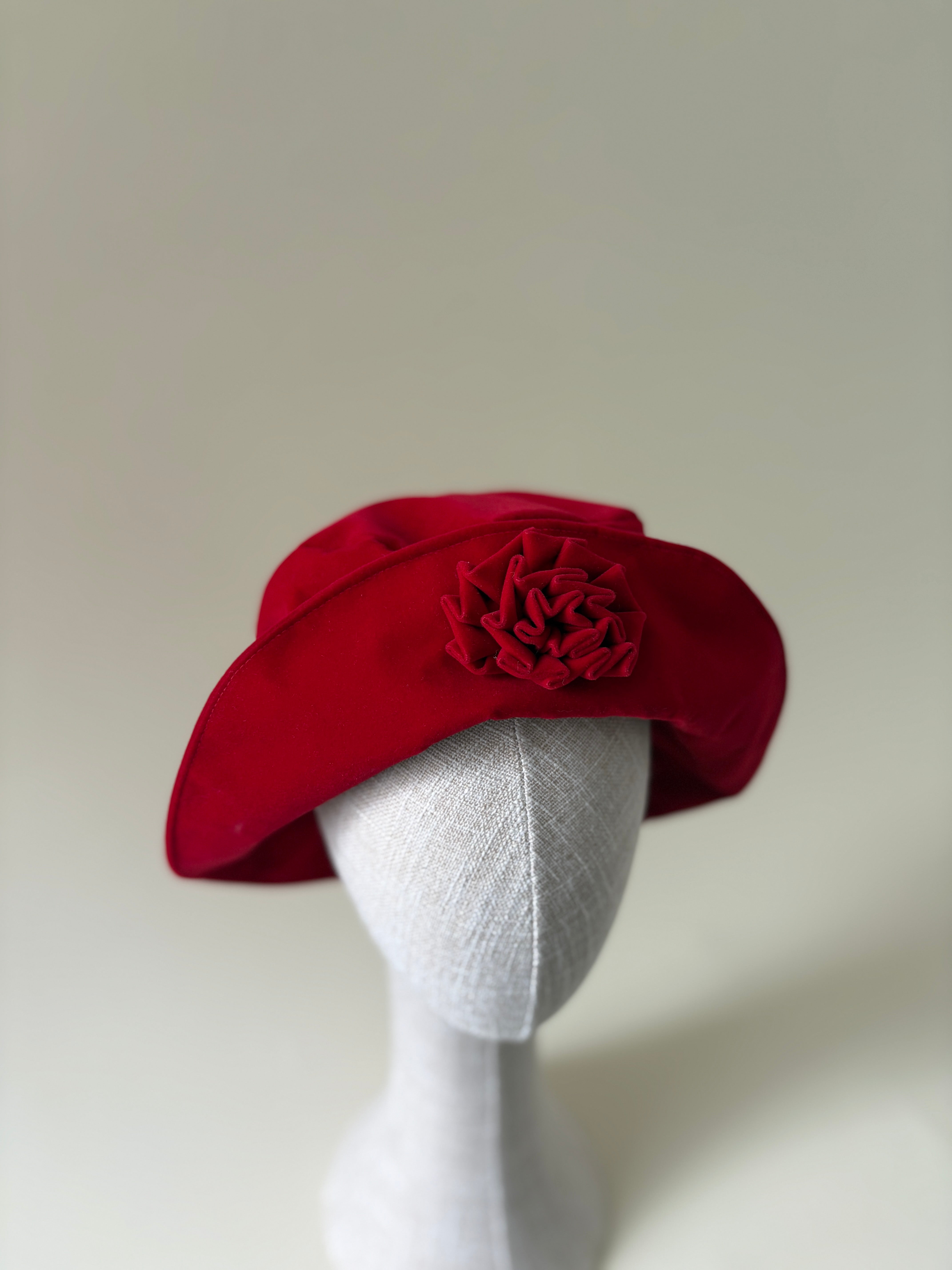 Chapeau vintage n° 038 | Bob rouge en velours froncé avec rosette, années 1990