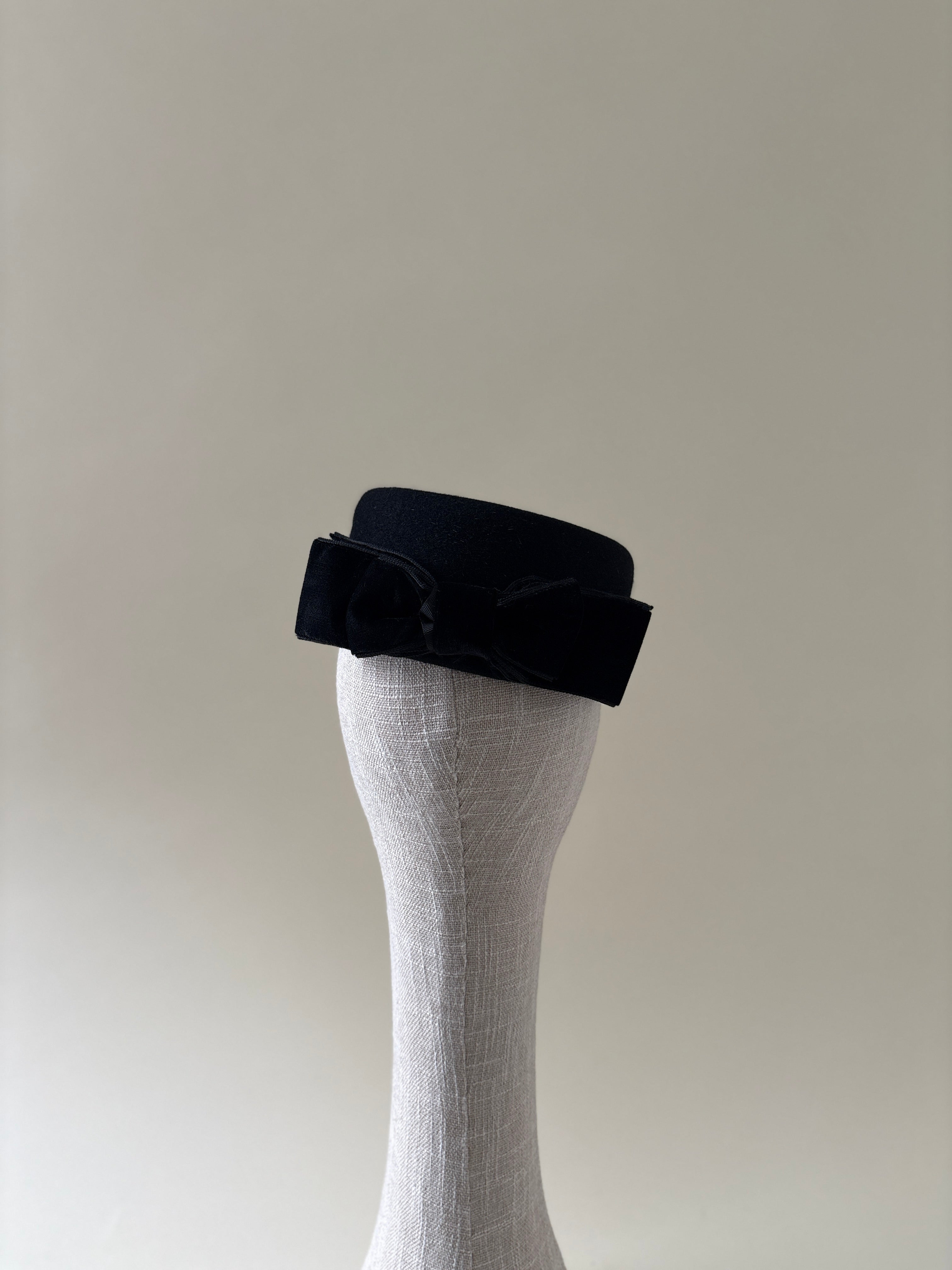 Vintage hat #063 | 1980's Fur felt teardrop pillbox with velvet bow