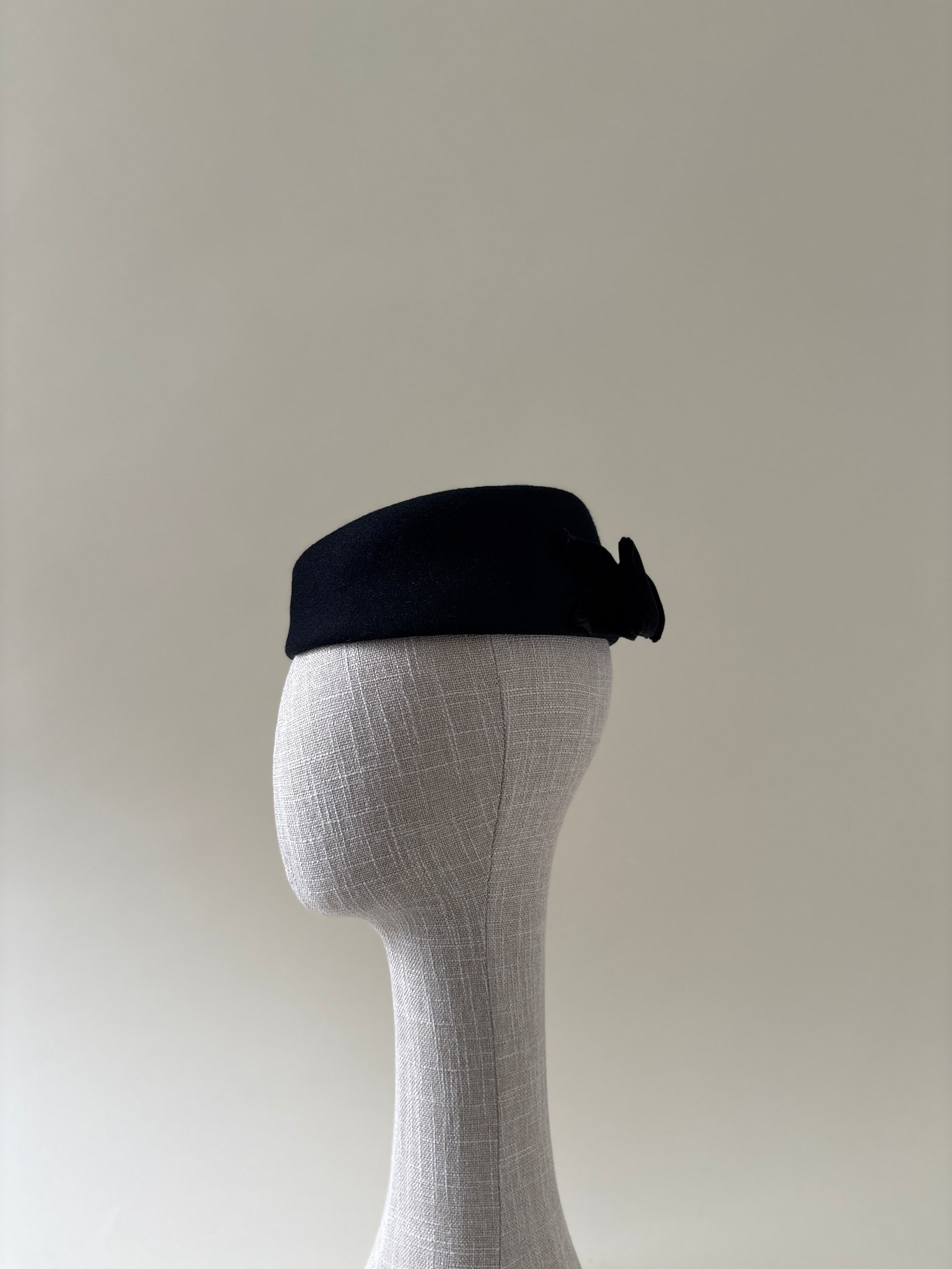 Vintage hat #063 | 1980's Fur felt teardrop pillbox with velvet bow