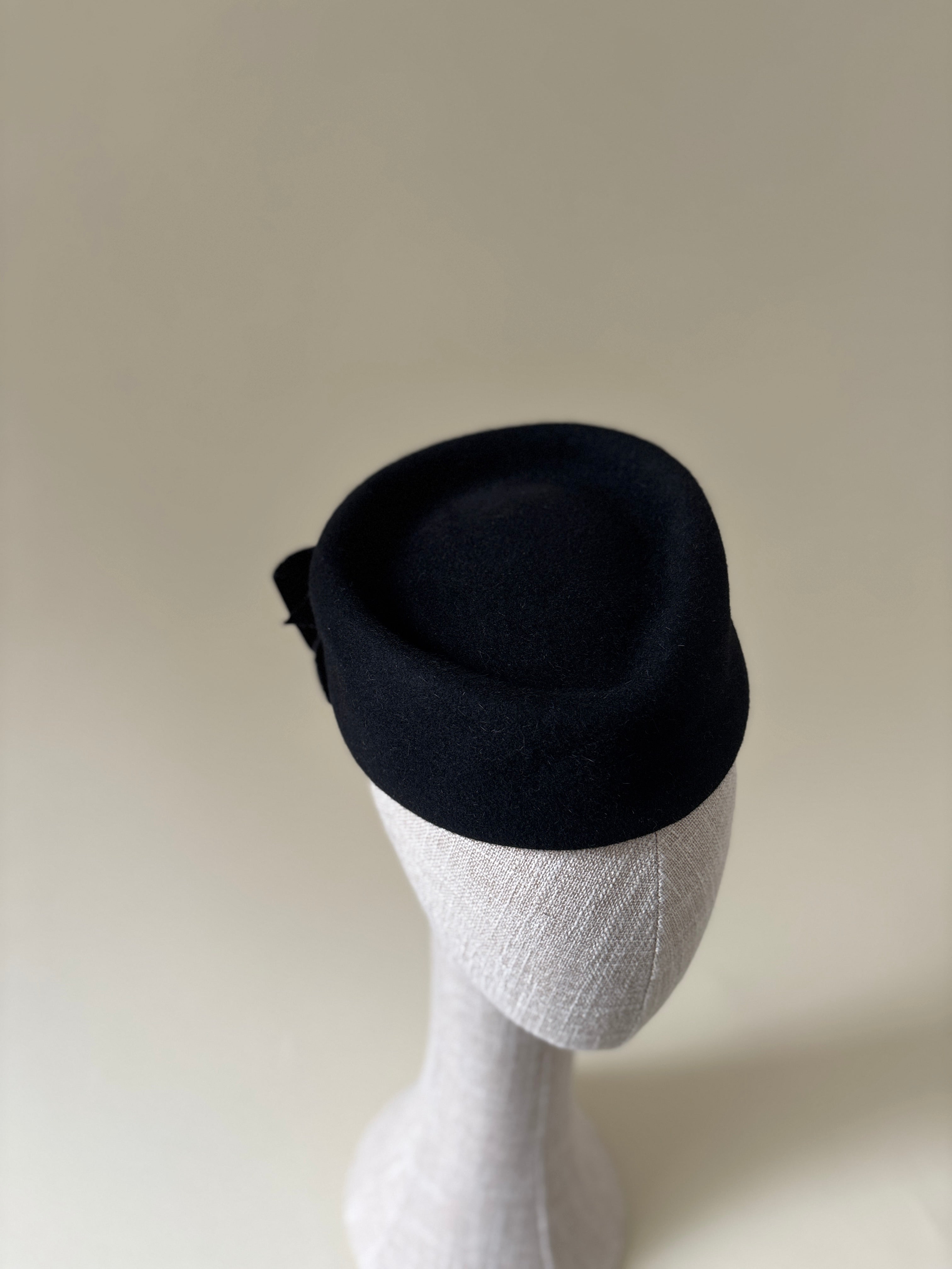 Vintage hat #063 | 1980's Fur felt teardrop pillbox with velvet bow